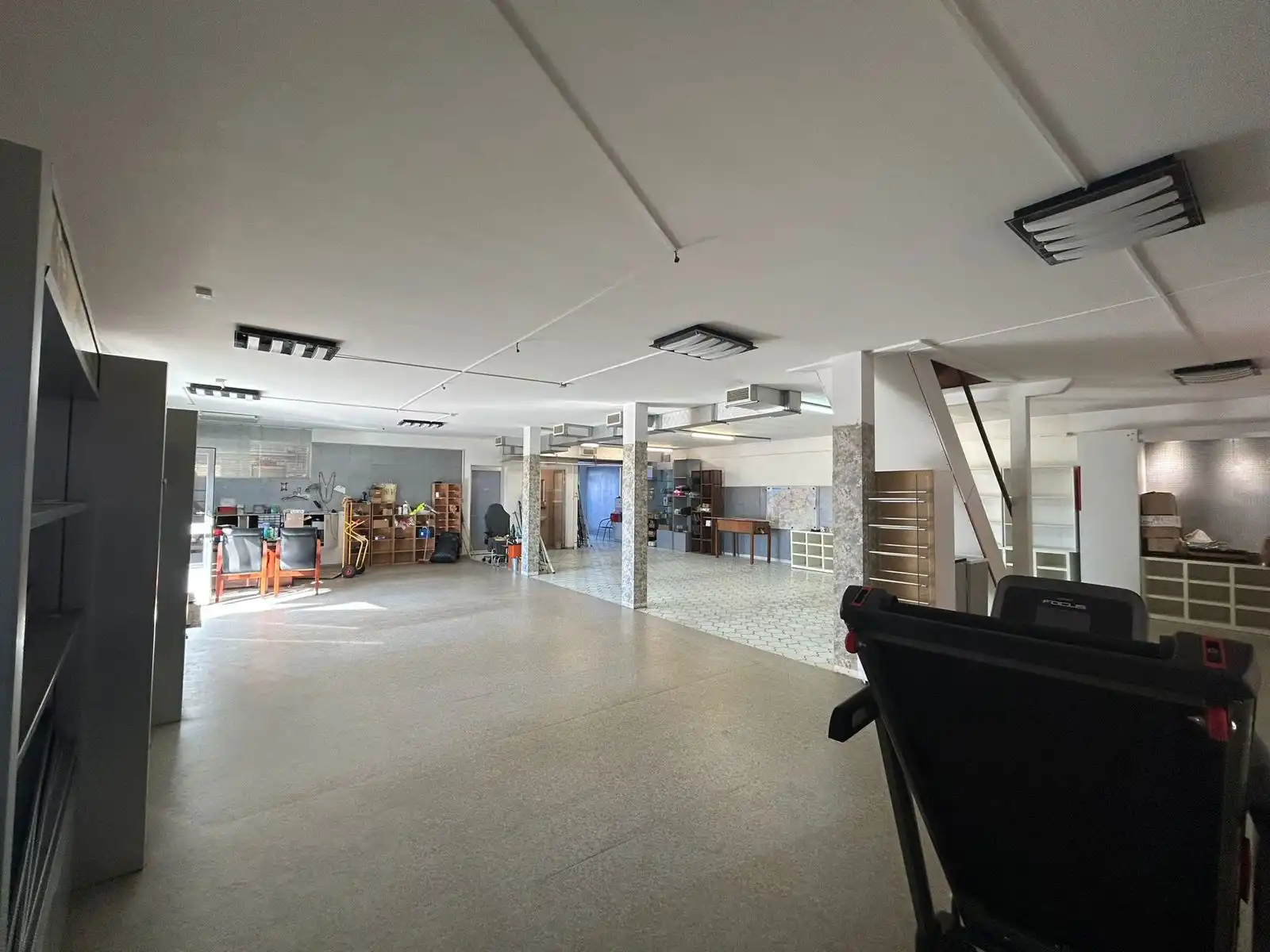 Praktisch magazijn op een uitstekend bereikbare locatie foto {{pictureIndex}}