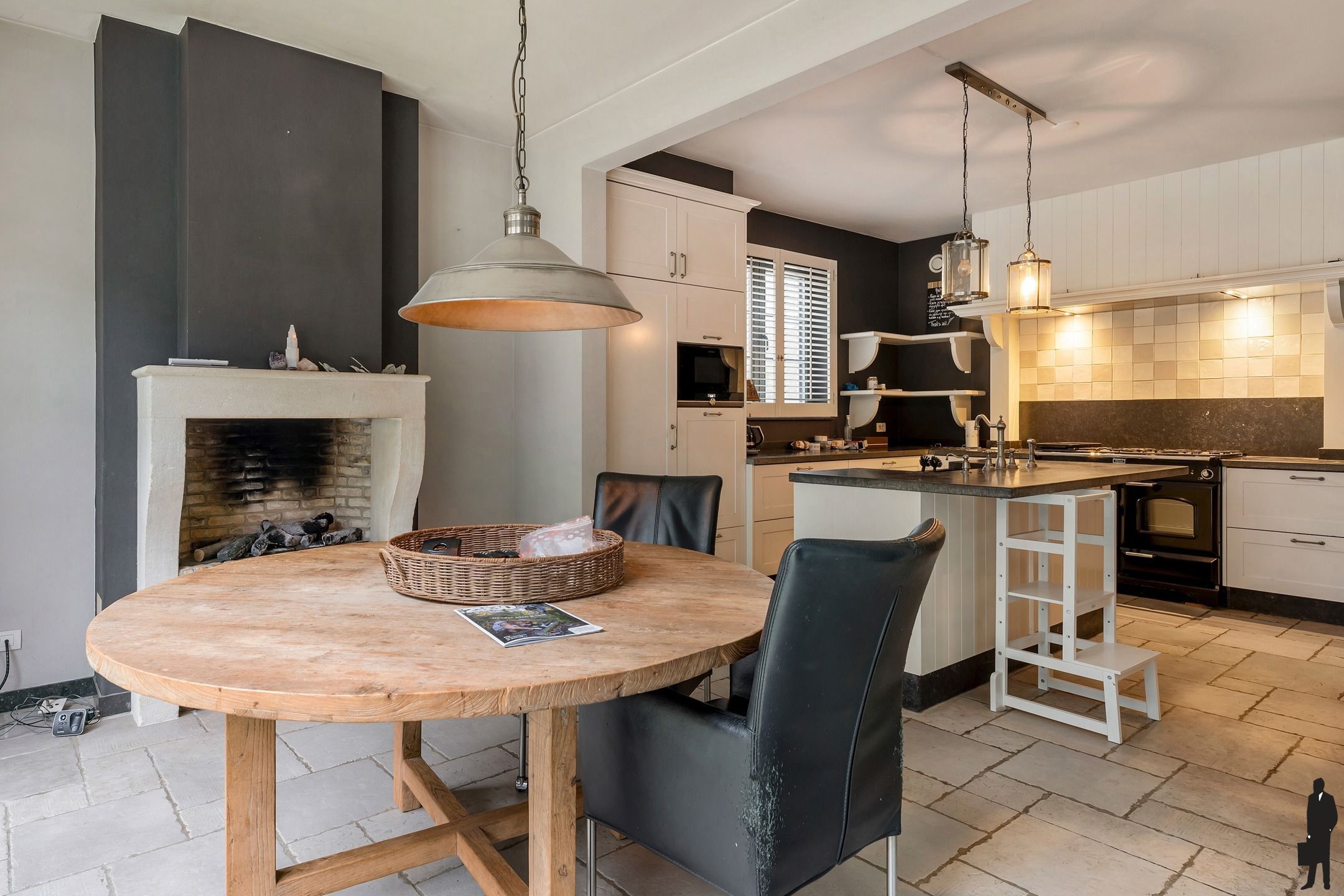 Grenzende aan bosgebied, sfeervolle villa op ca. 2.325m² foto 9