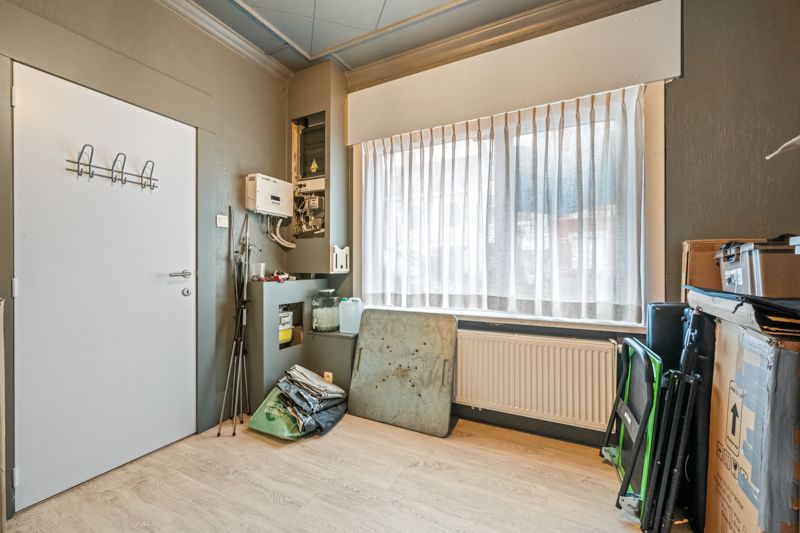 Roeselare-stadsrand. Zeer grote vernieuwde tussenwoning met 4 slaapkamers en tuin. Maar liefst  195m2 woonplezier / dubbel groot. Centraal gelegen. foto 9