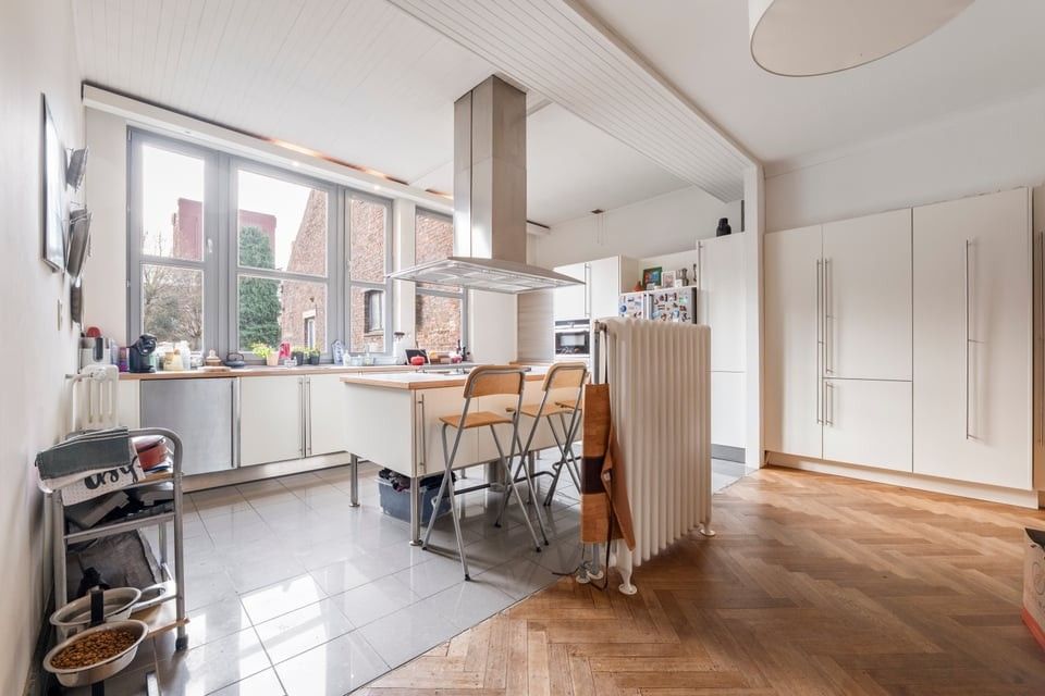 ICONISCH HANDELSPAND MET LUXUEUZE WOONST OP DE GROTE MARKT VAN SINT-TRUIDEN foto 7