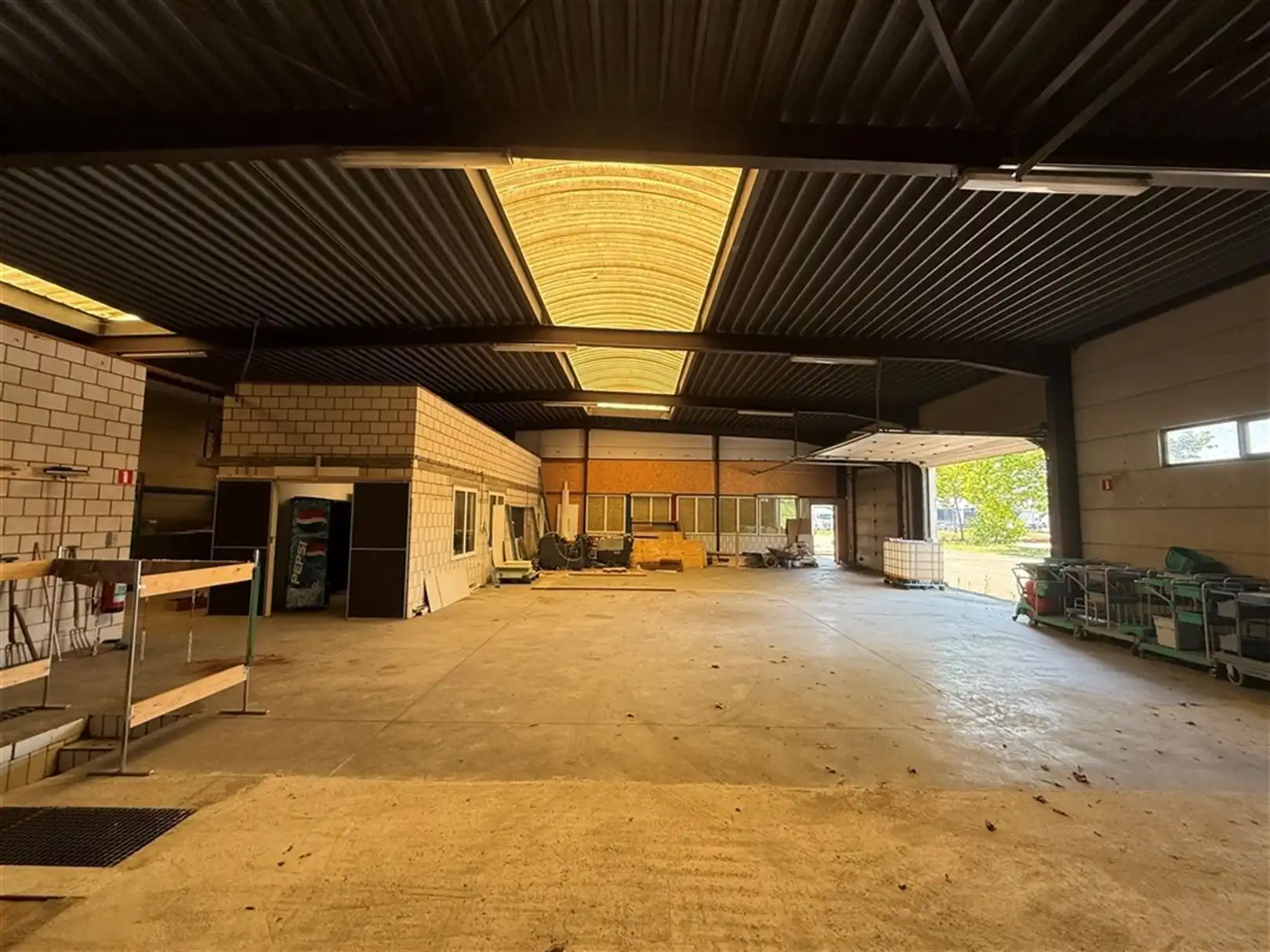 Hedendaags kantoorgebouw met magazijn foto 13