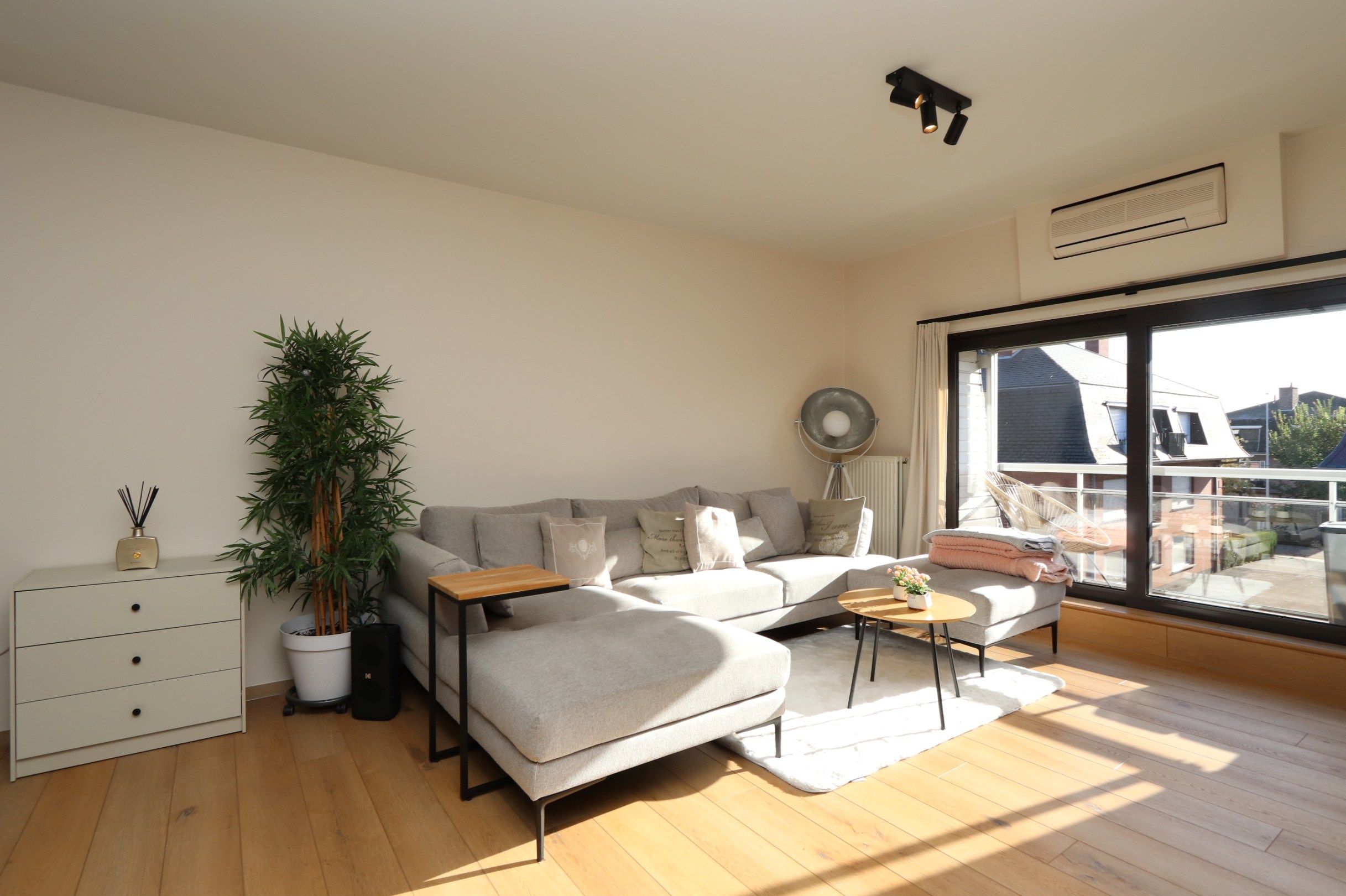 GERENOVEERD 2 SLAAPKAMER APPARTEMENT MET GARAGE foto {{pictureIndex}}