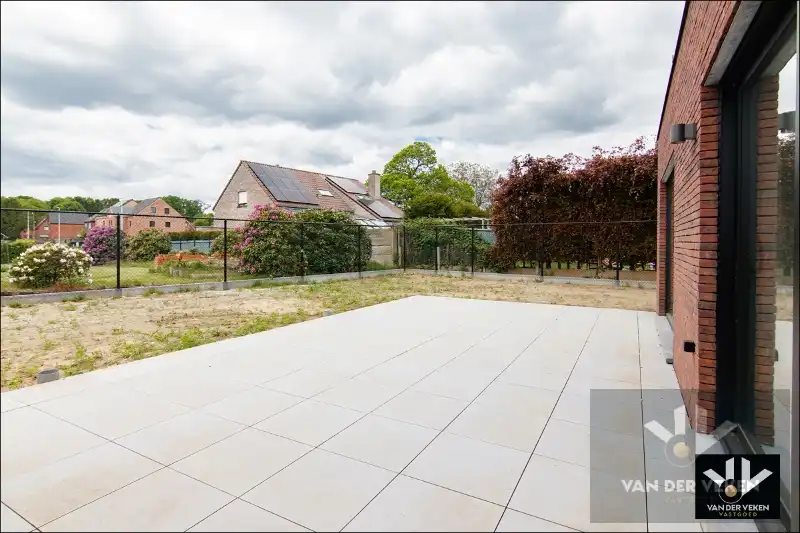 Ruim gelijkvloers nieuwbouwappartement met 2 slaapkamers, terras en een mooie tuin op een goed bereikbare locatie! foto {{pictureIndex}}
