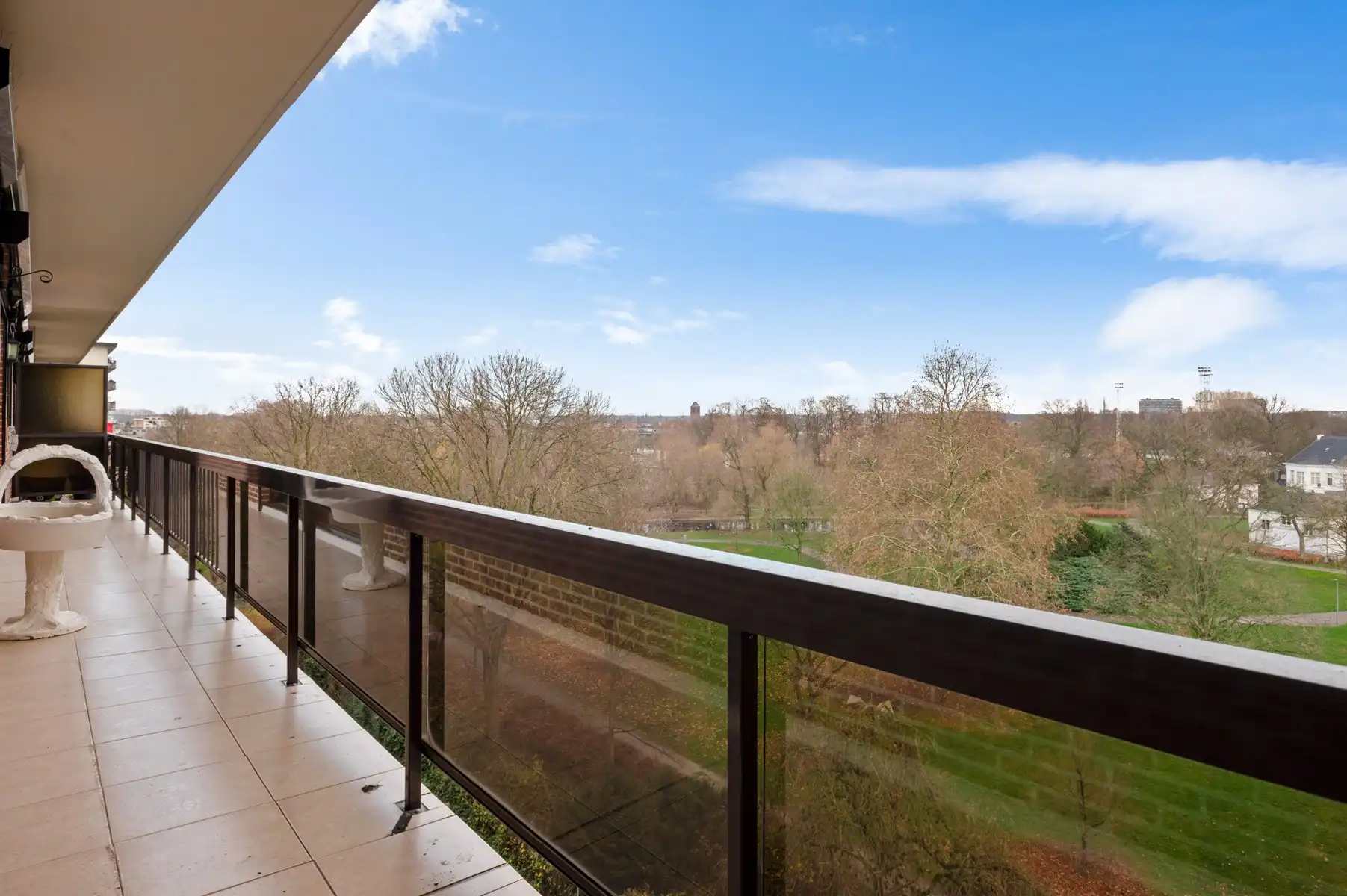 Lichtrijk appartement met panoramisch parkzicht en terras foto 17