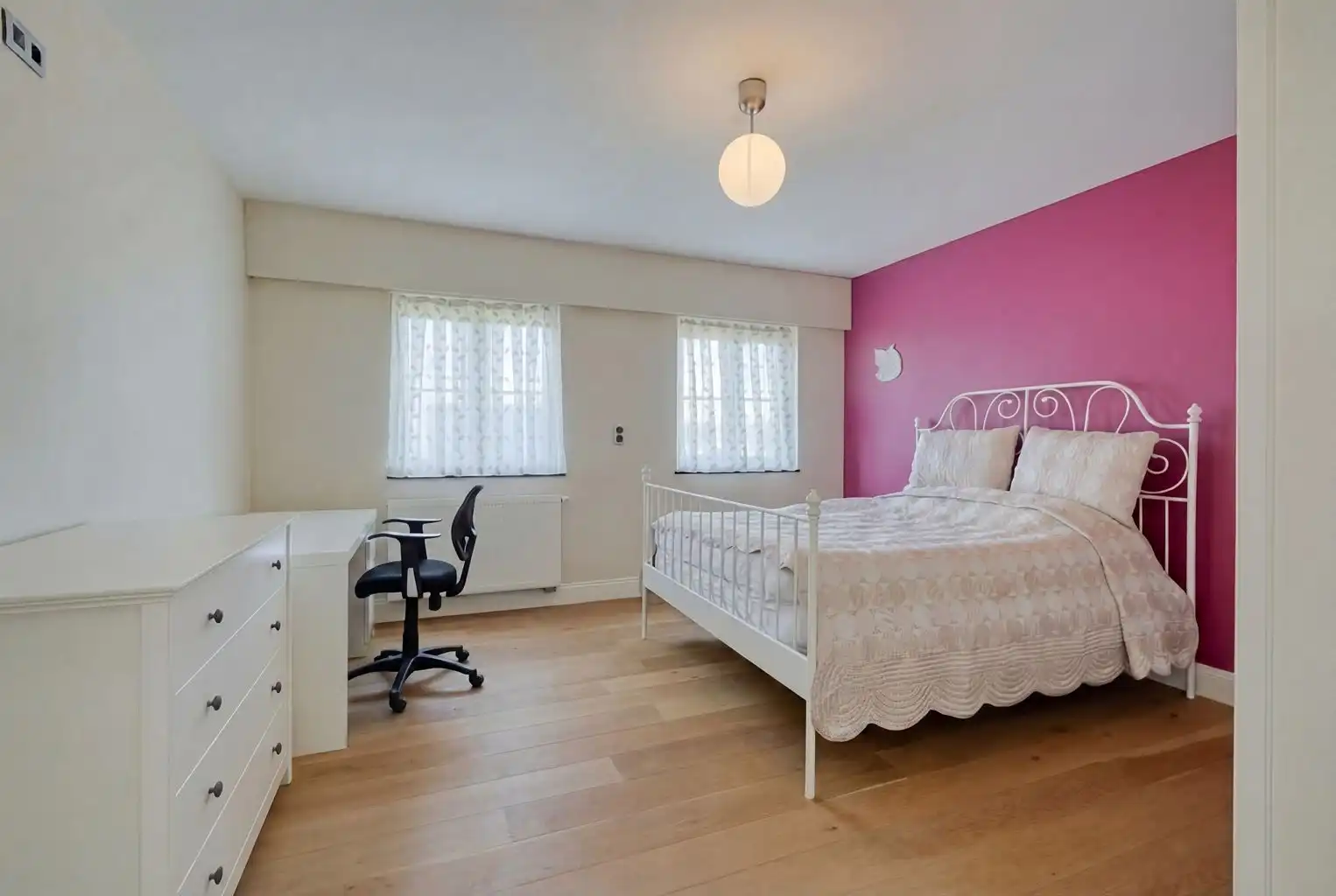 Prachtige vrijstaande villa met 5 (+3) slaapkamers, garage en omheinde tuin, ideaal gelegen op een boogscheut van het centrum van Maaseik.  foto 18