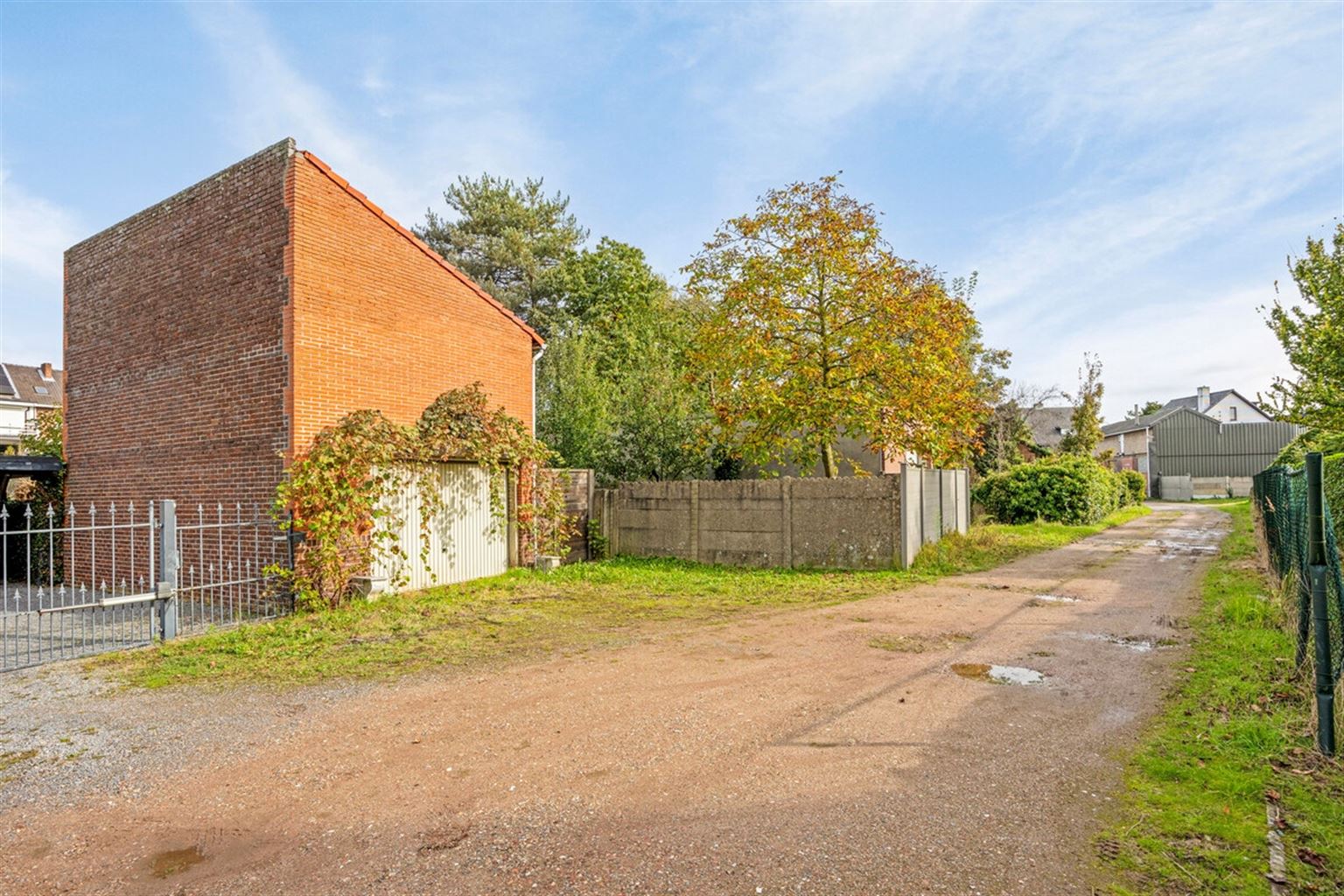 Ruime, karaktervolle stadswoning met 5 slaapkamers, royale tuin en garage in het centrum van Maaseik.  foto 39