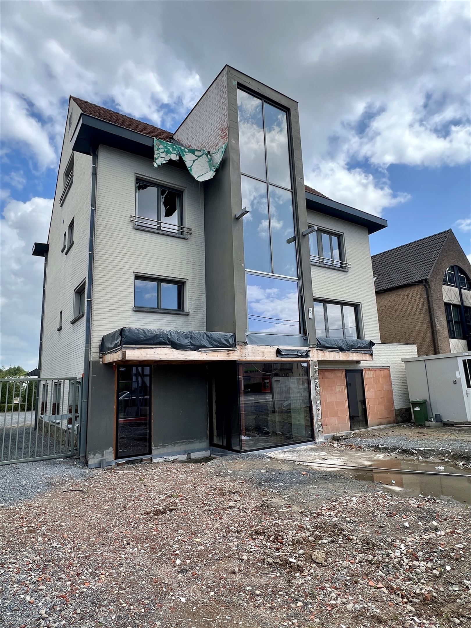 Kantoorgebouw foto {{pictureIndex}}