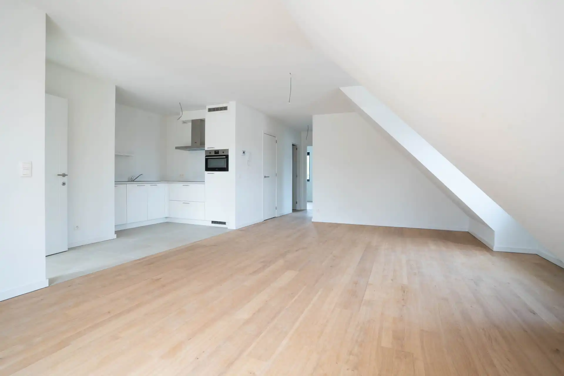 Modern appartement met twee slaapkamers en ruim terras. foto {{pictureIndex}}