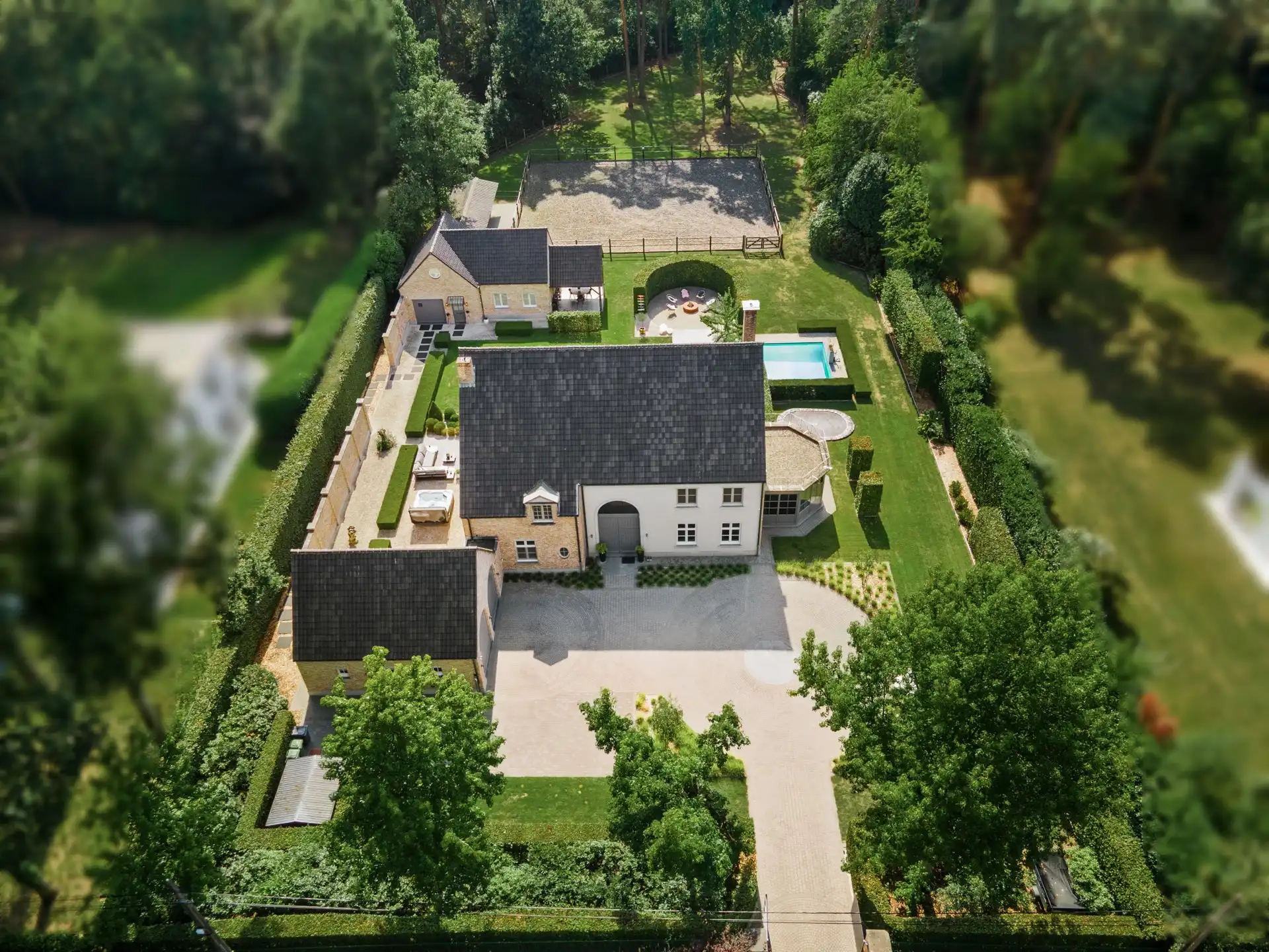 Schitterende luxe villa op uniek perceel van ca. 5.000 m²  foto {{pictureIndex}}