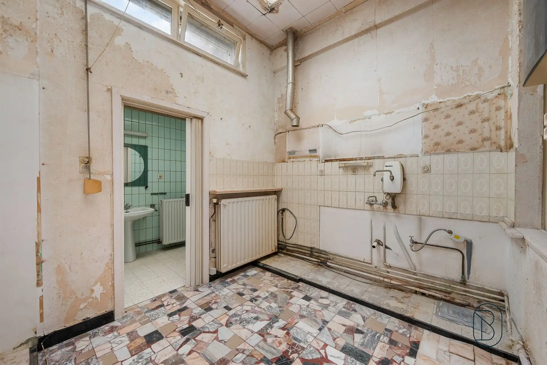 Te renoveren woning: IDEAAL VOOR INVESTEERDERS! foto 8