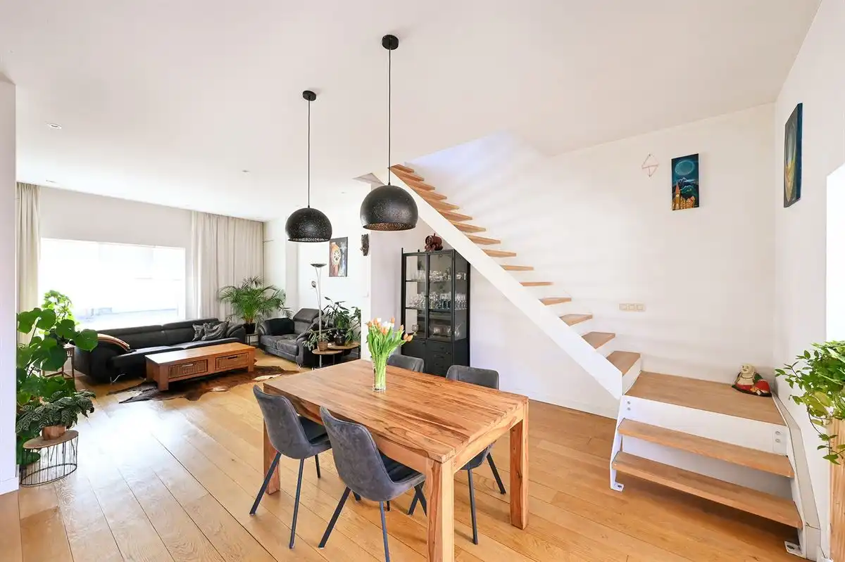 Leuke (starters)woning met zij-ingang foto {{pictureIndex}}
