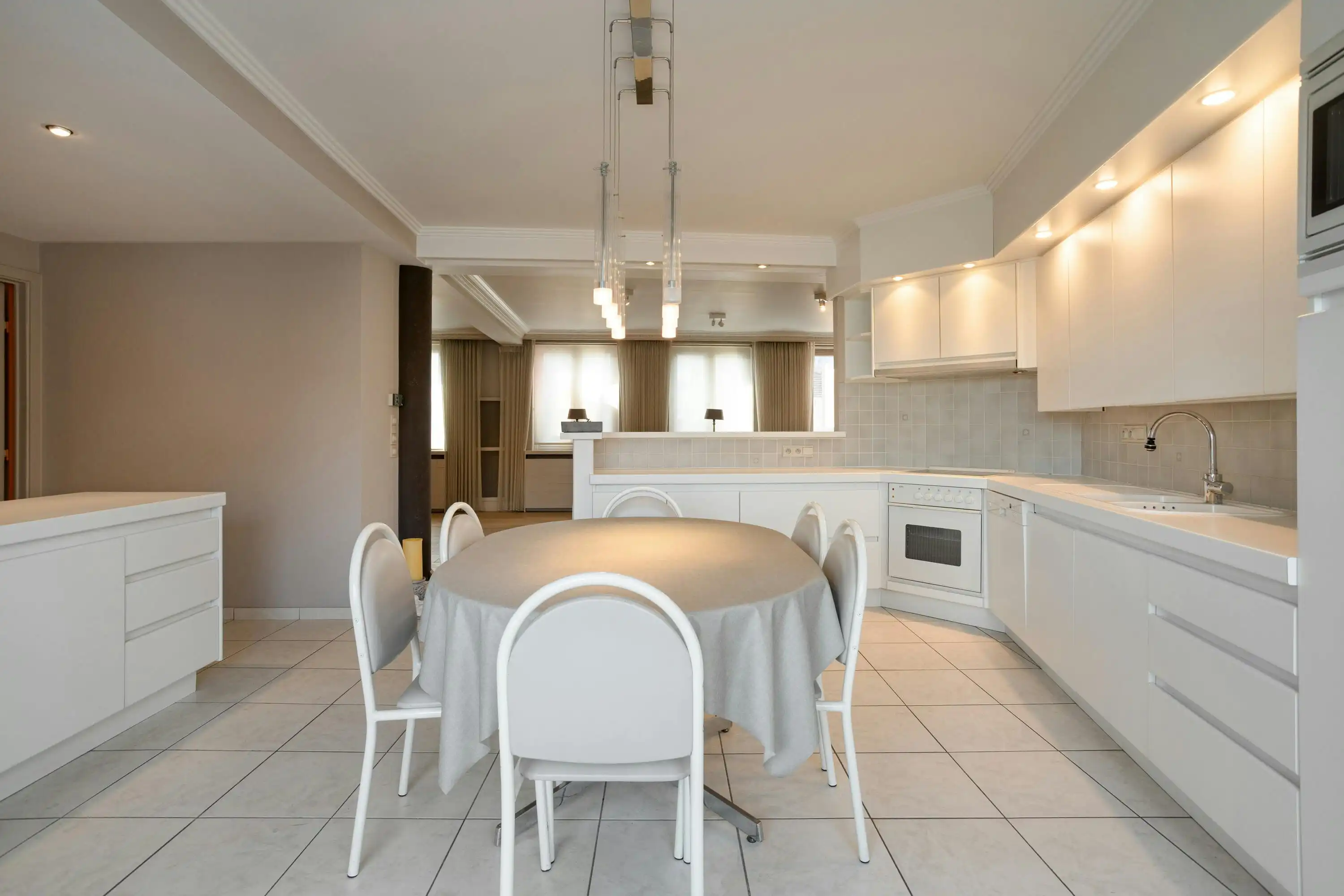 Ruim karaktervol huis van ca. 262 m² te Izegem. foto 5
