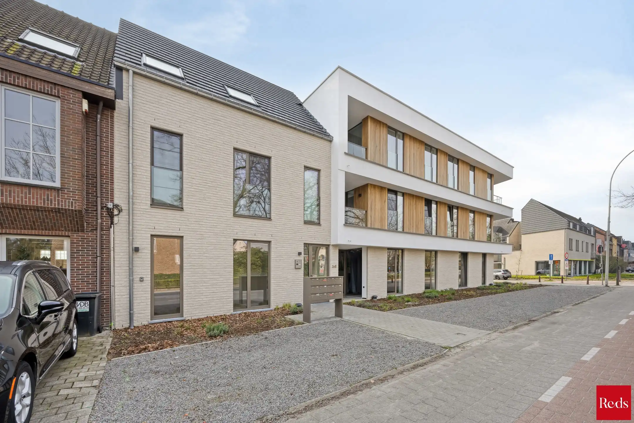 Stijlvol gelijkvloers appartement met tuin foto 2