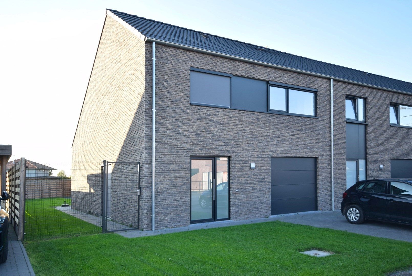 Zeer ruime halfopen nieuwbouwwoning met ruime tuin foto {{pictureIndex}}