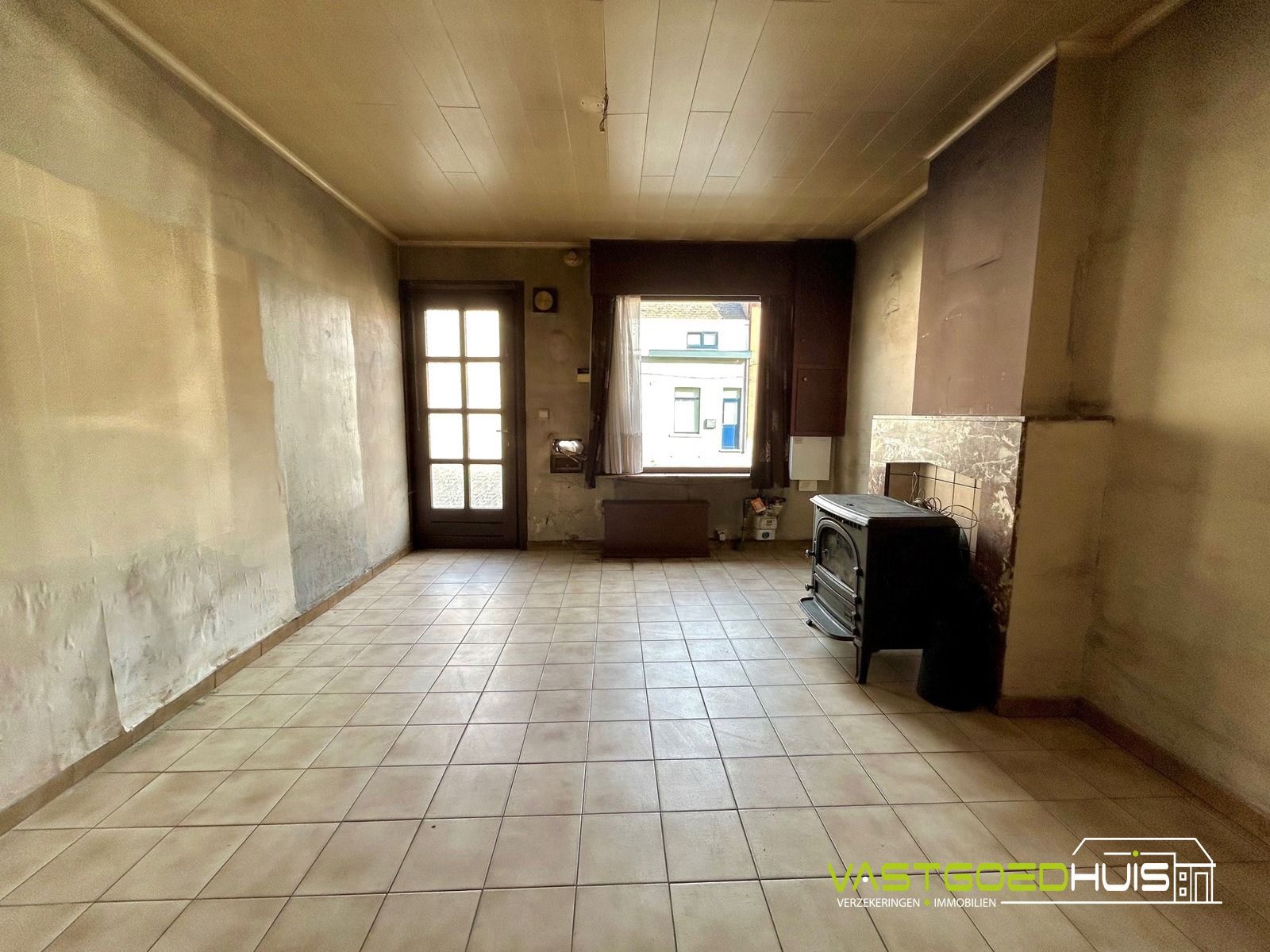 Te renoveren gezinswoning met garage en tuin foto 5