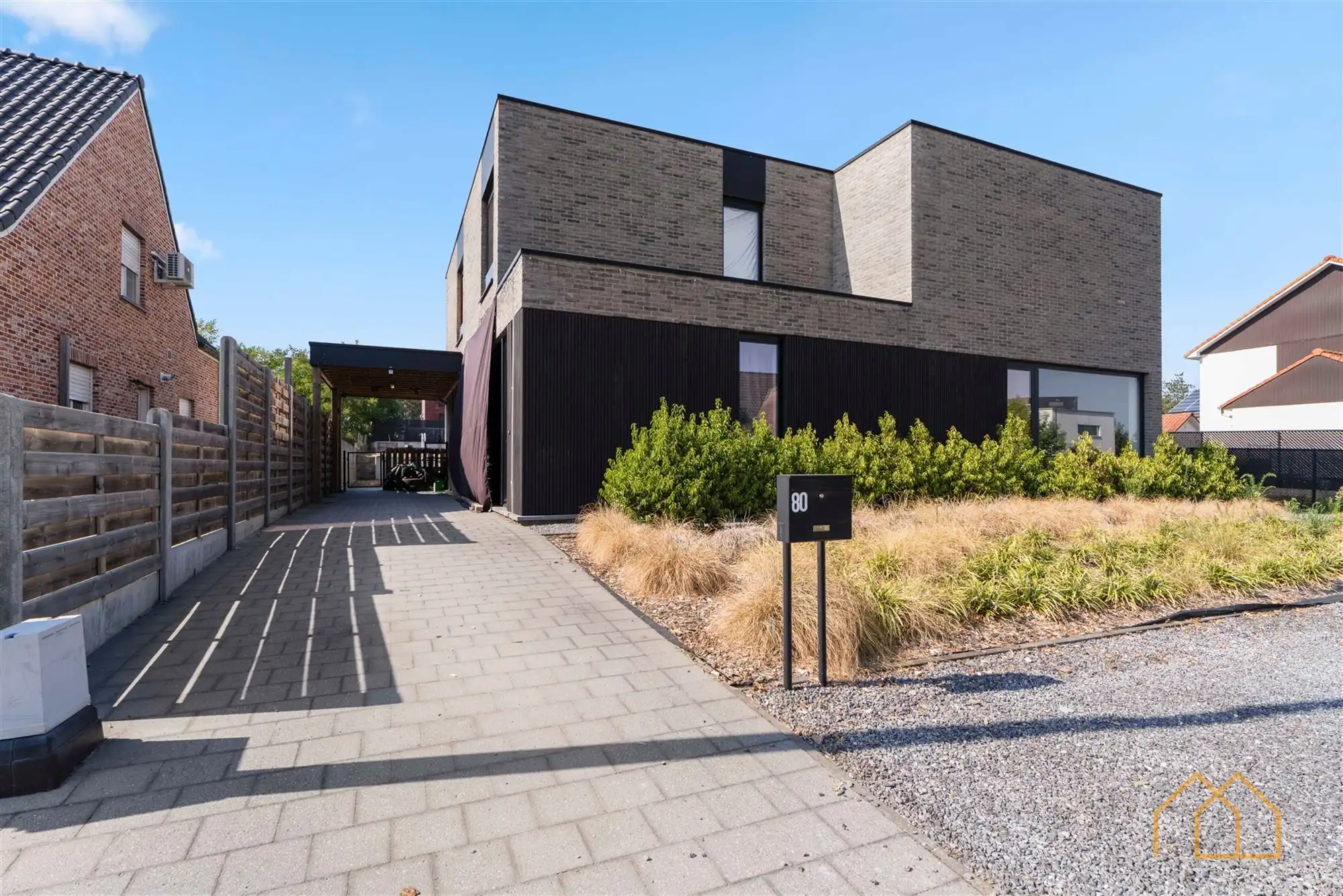 Hedendaagse woning met tuin foto {{pictureIndex}}