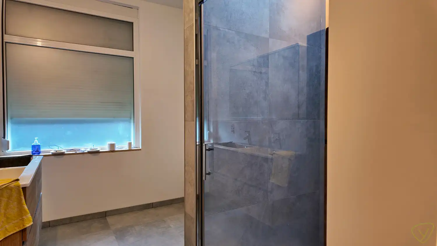 Gerenoveerde woning met centrale ligging te Eeklo! foto 8