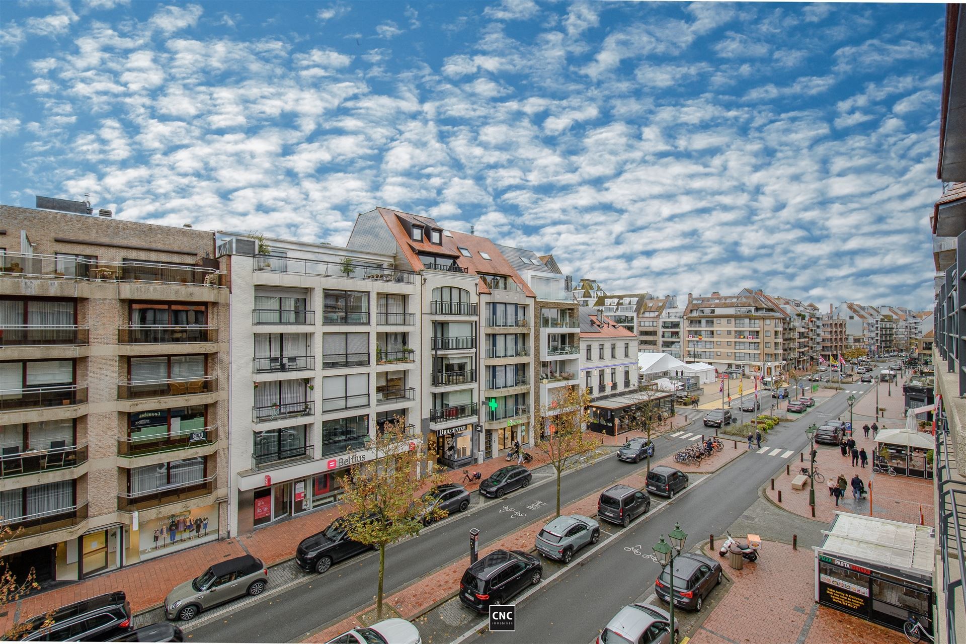 Ongemeubeld appartement met 3 slaapkamers op de Lippenslaan te Knokke. foto 7