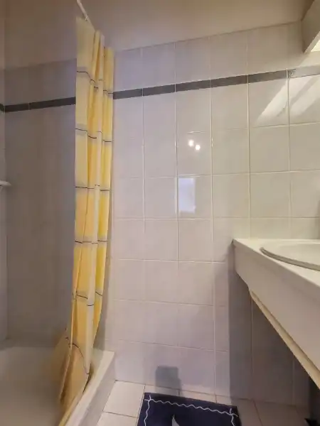 Ruim 2-slaapkamer appartement met zeezicht te koop foto 8