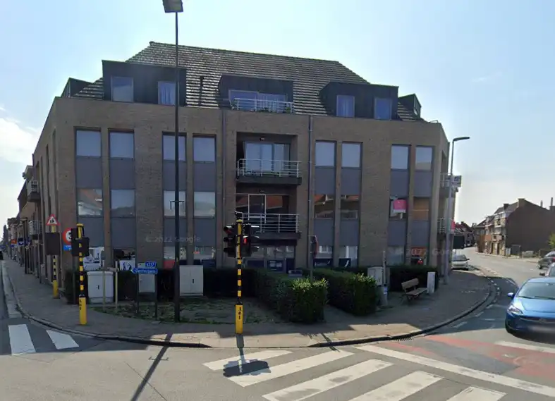 Instapklare kantoorruimte van 117m² te koop aangeboden via het Co-vast systeem. Eerste biedingsfase is bezig en stopt op 21 April 2026 om 15u. foto {{pictureIndex}}