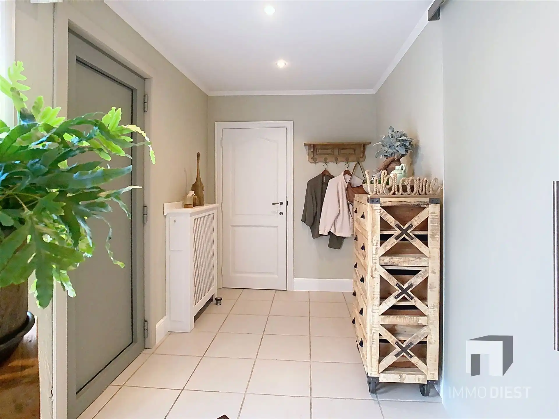 Energiezuinige en prima onderhouden gezinswoning met 4/5 slaapkamers en zwembad op 10 are. foto 3