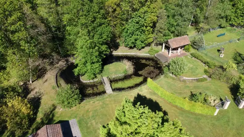 Ruime villa van 336m² op 1 hectare 45 are met vijver foto 36