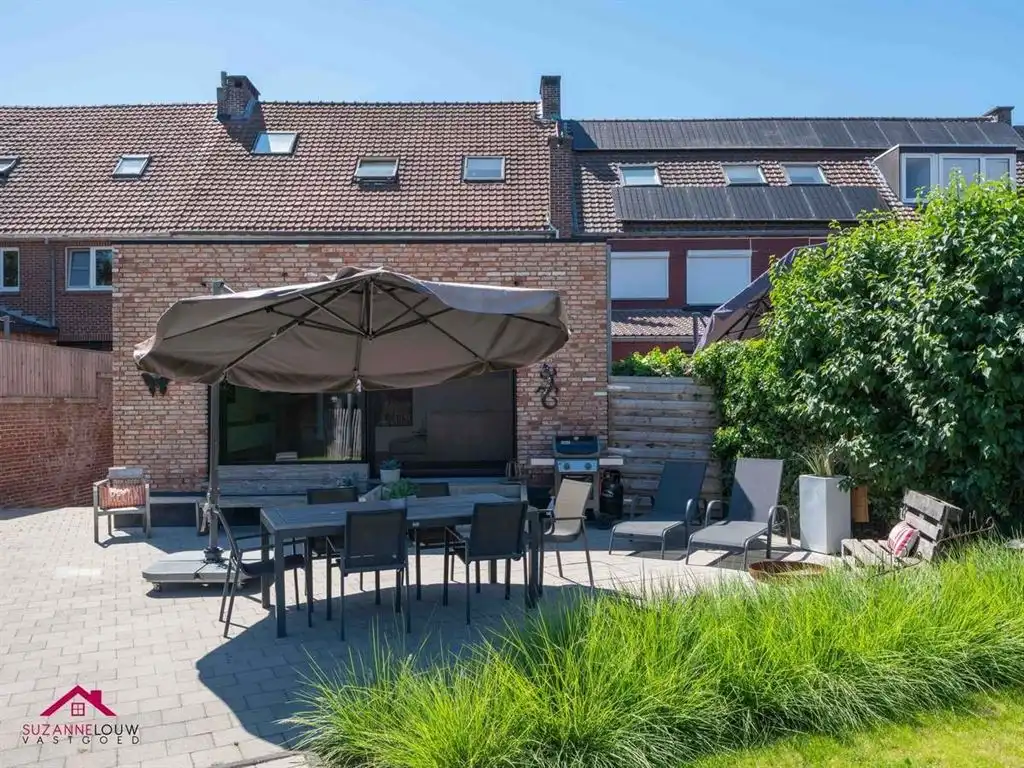 Instapklare woning met handelsruimte in gesloten bebouwing foto 4