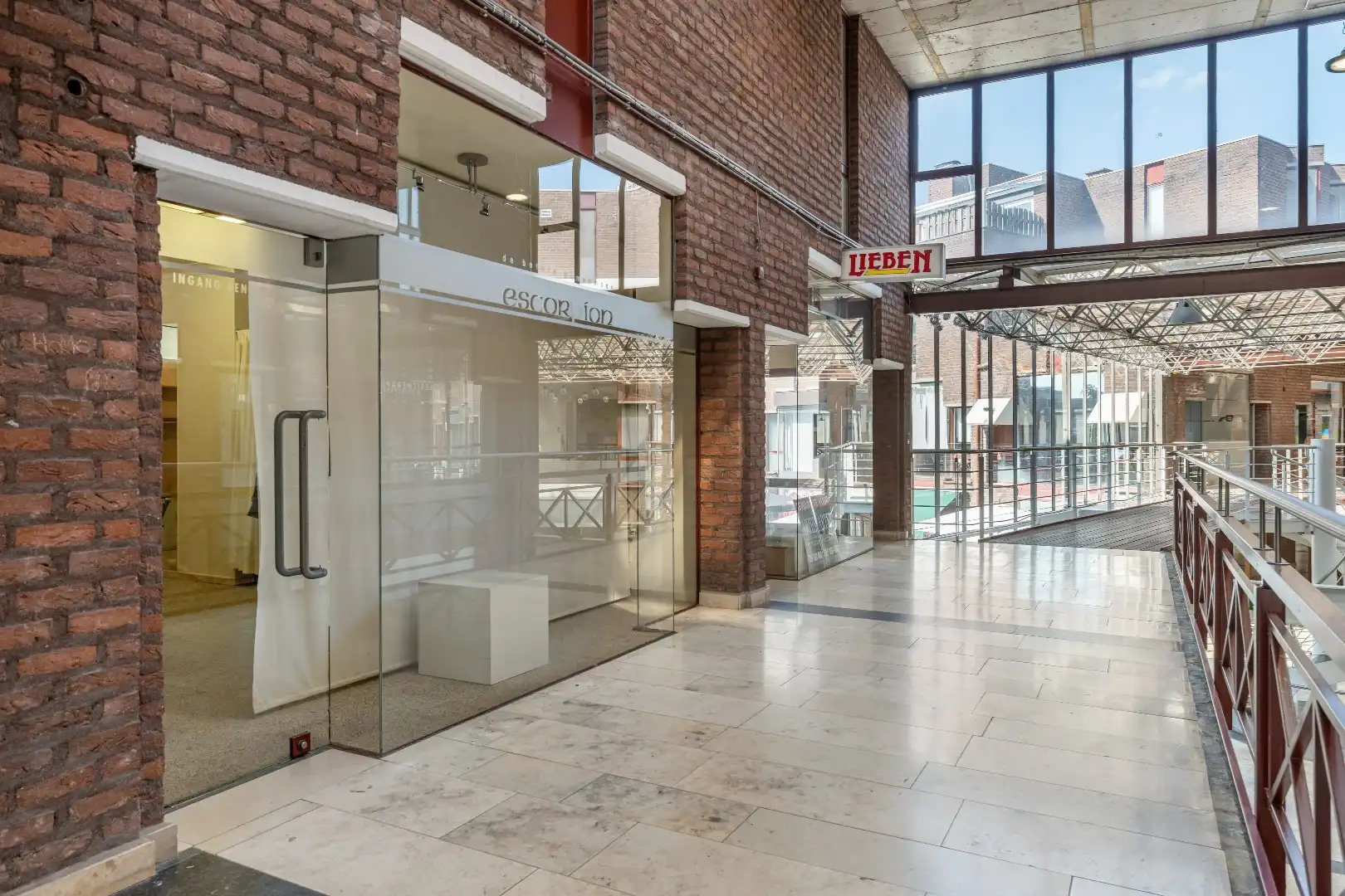 Commercieel uitstekend gelegen handelspand, 90m² foto 14