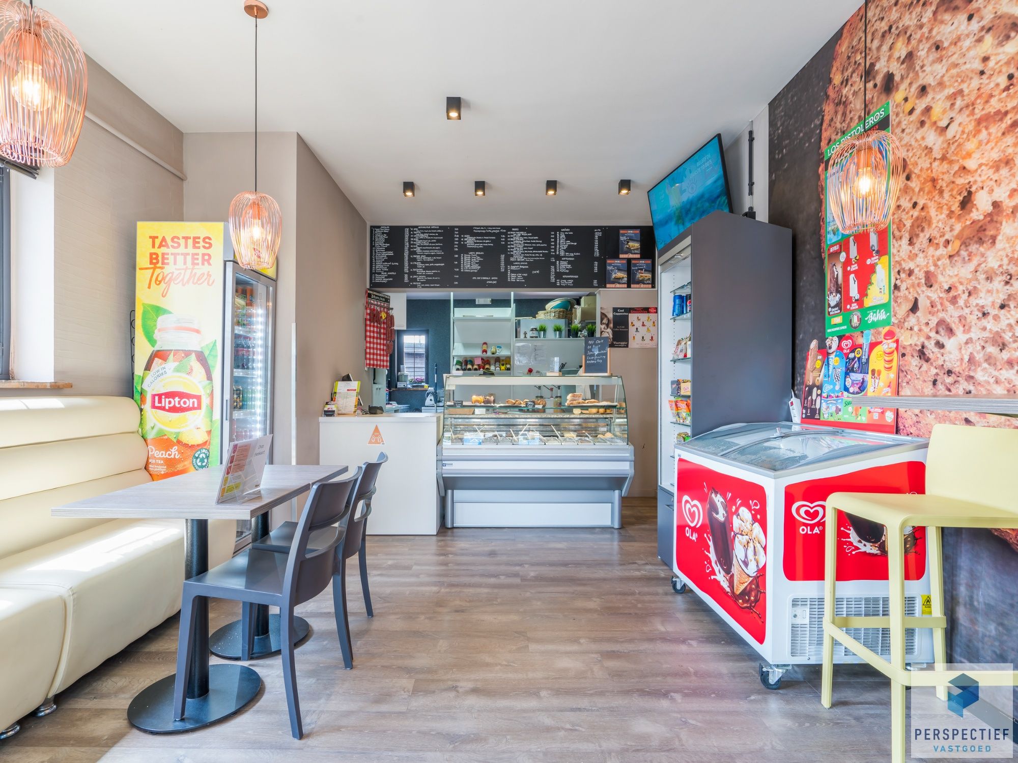 2 handelsruimtes + appartement met mogelijkheden op een strategische ligging te Roeselare foto 8