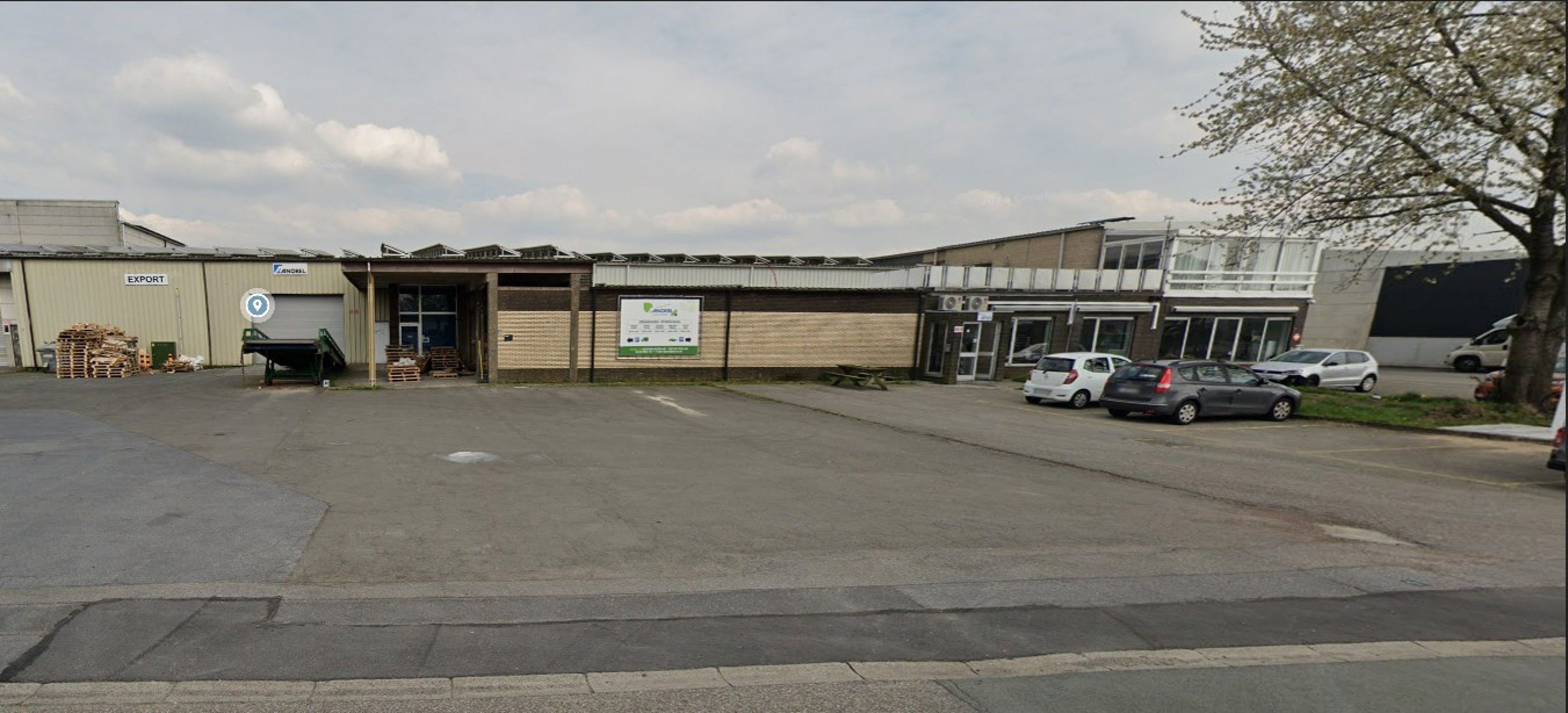 Magazijn B :  1.933m² + 2 luifels en kantoor foto 2