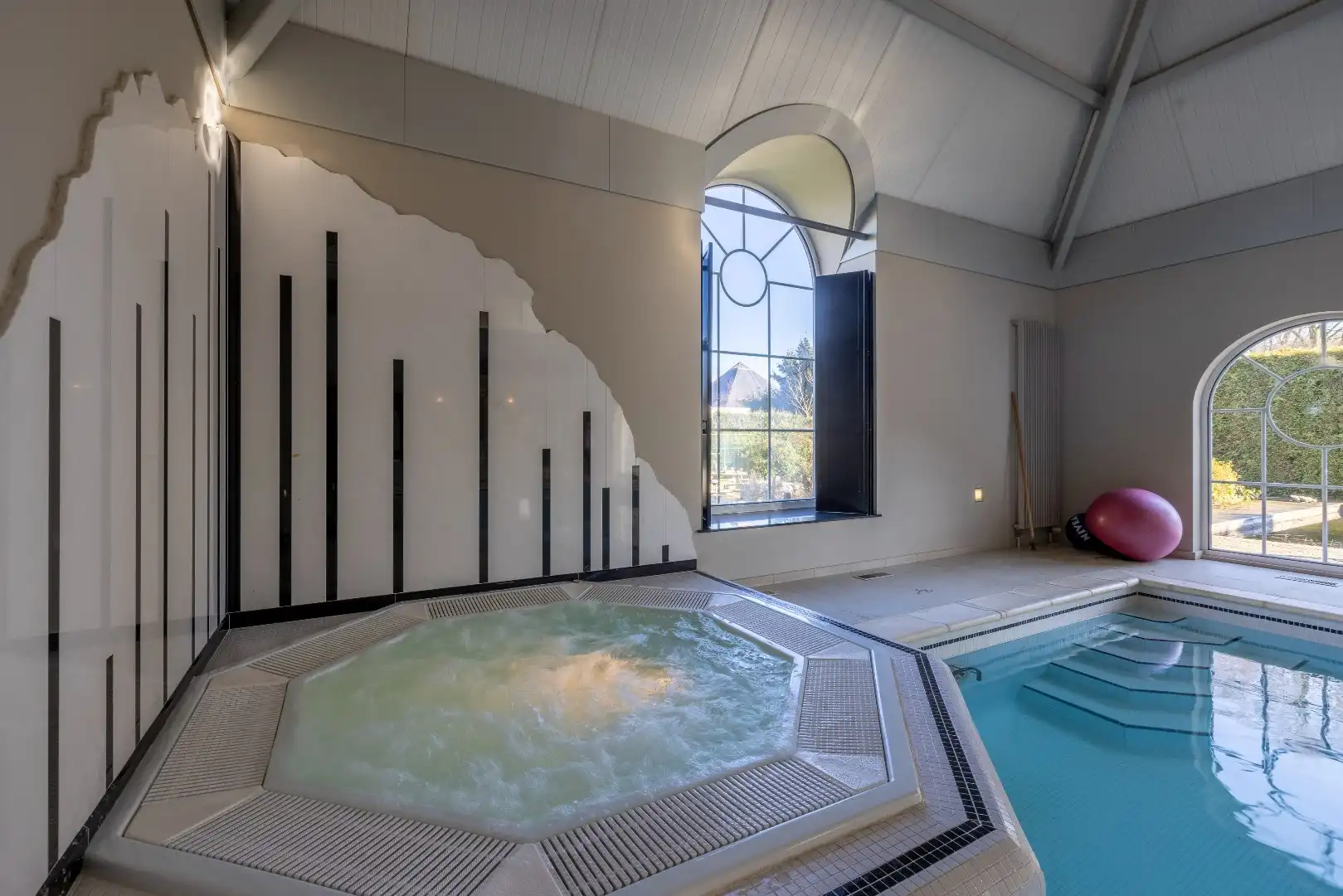 Prachtige villa met binnenzwembad op een toplocatie  foto 12