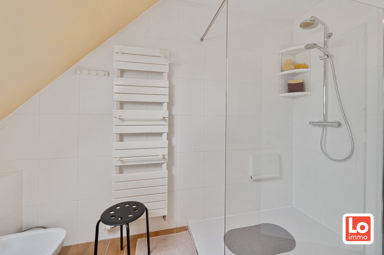 Degelijke, ruime en lichtrijke open woning met inpandige garage op een rustige locatie en toch vlakbij  het centrum van het bruisende Lochristi! foto 17