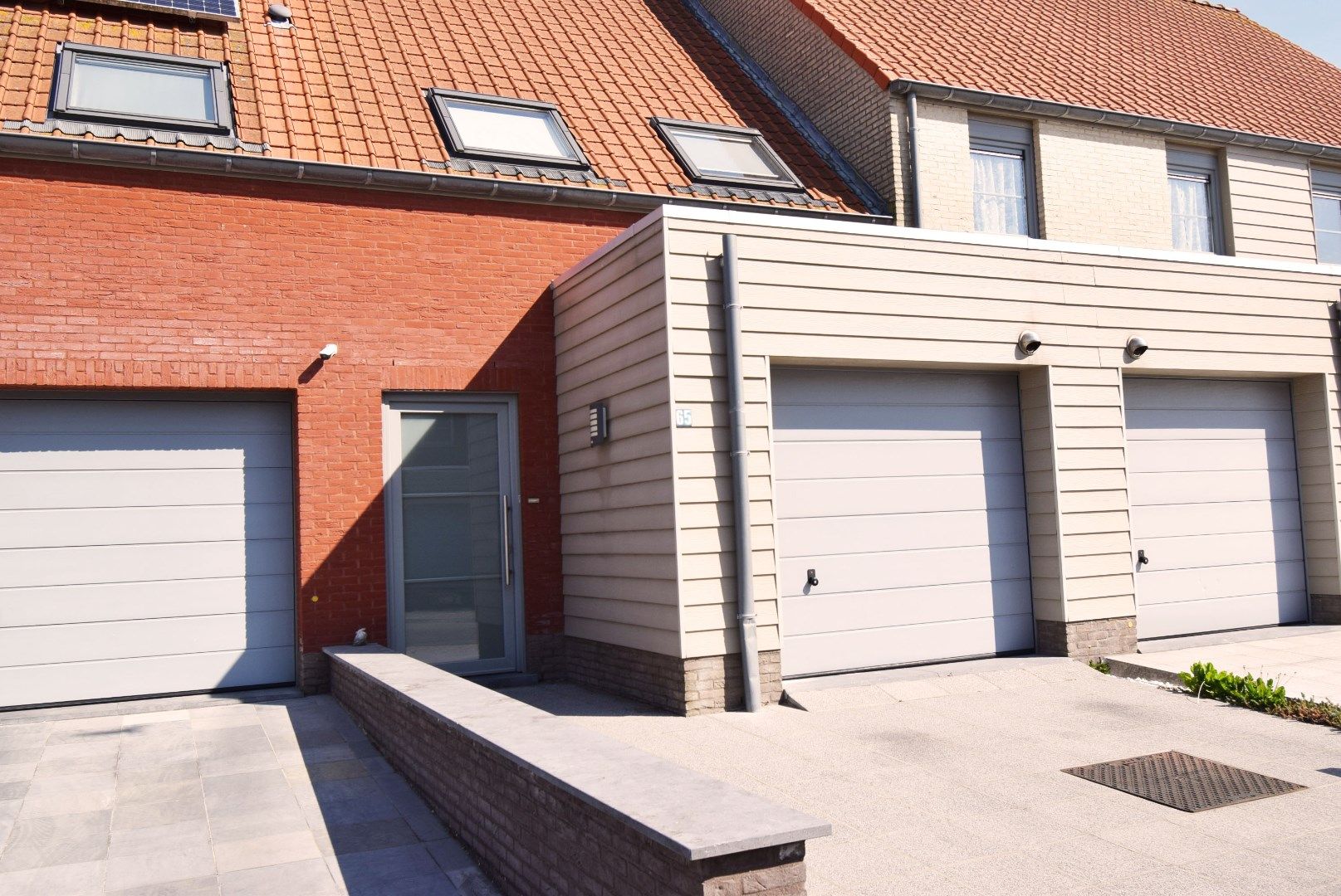 COMFORTABELE RIJWONING MET GARAGE RUSTIG GELEGEN IN CENTRUM MIDDELKERKE foto {{pictureIndex}}