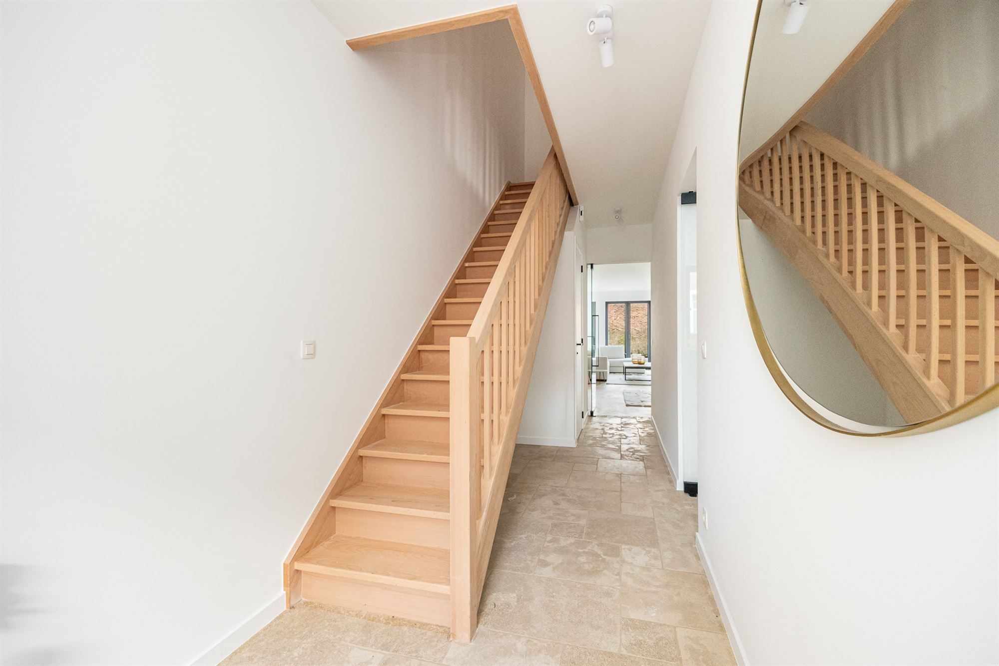 Nieuwbouwwoning met vier slaapkamers en tuin foto 2