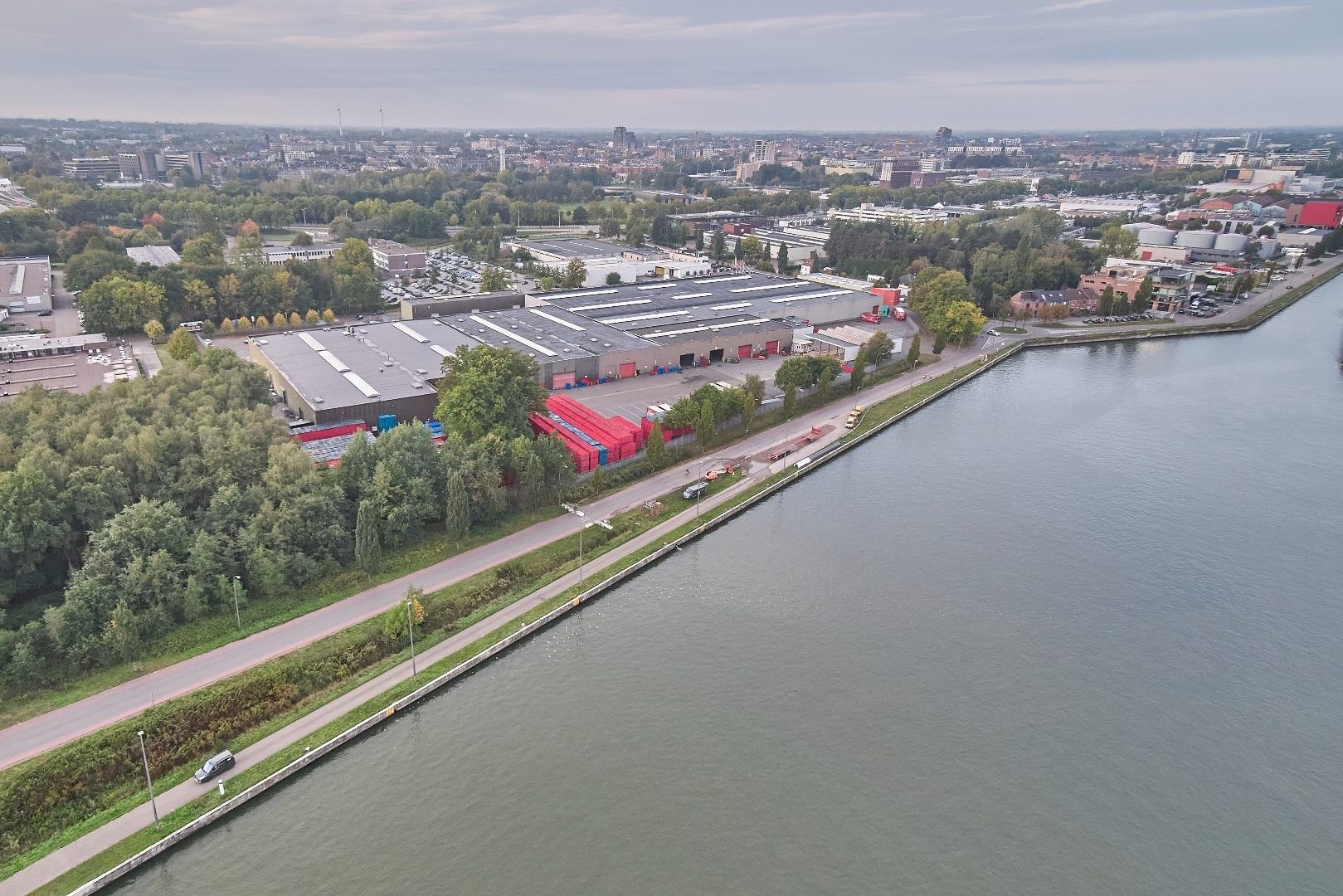 Nieuwbouw bedrijfshal met showroom en kantoren vlak aan de Grote Ring. foto 4