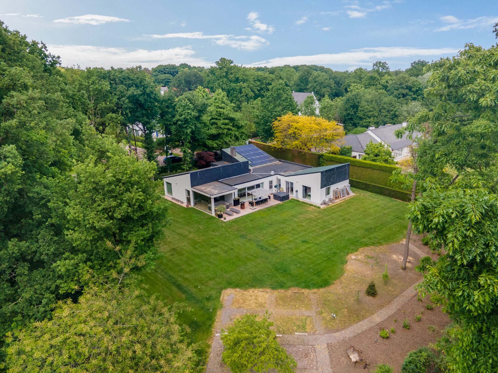 Residentiëel gelegen gelijkvloerse villa op ca. 3.008 m². foto 2