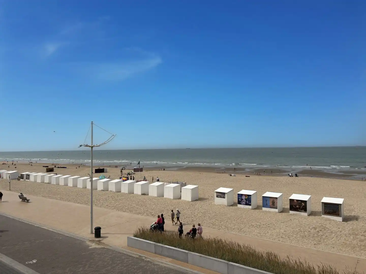 Te koop: instapklaar appartement op de zeedijk in Sint-Idesbald foto 2