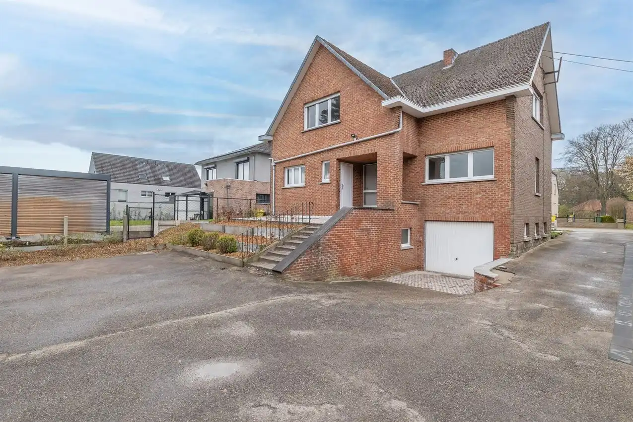 Gusting gelegen woning met 3 slpk, garage en tuin foto 2