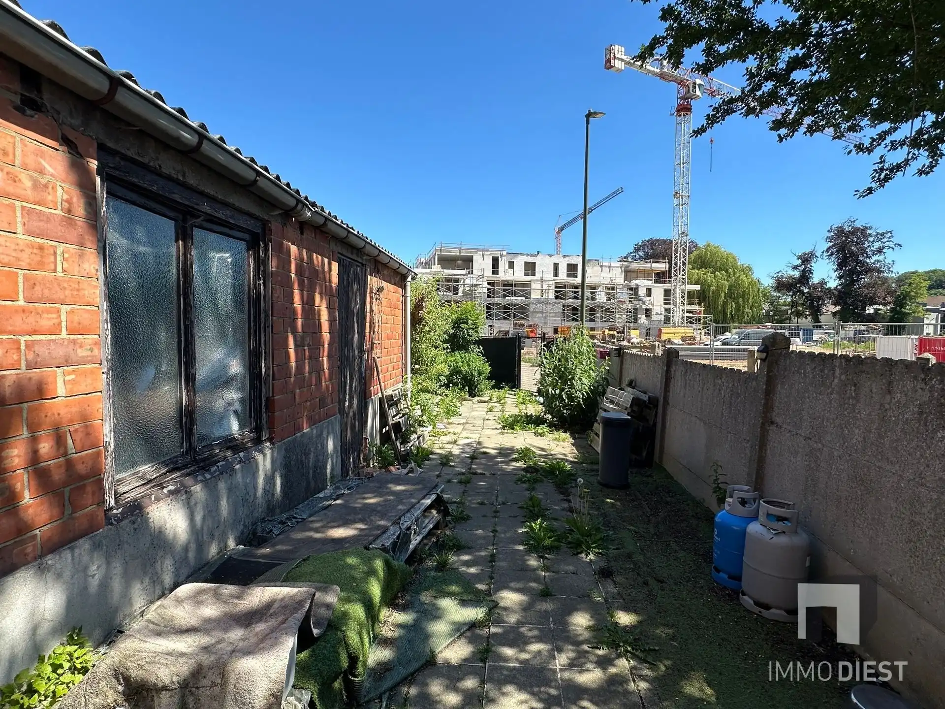 Te renoveren woning met 3 slaapkamers, 2 garages en tuin in Diest foto 32