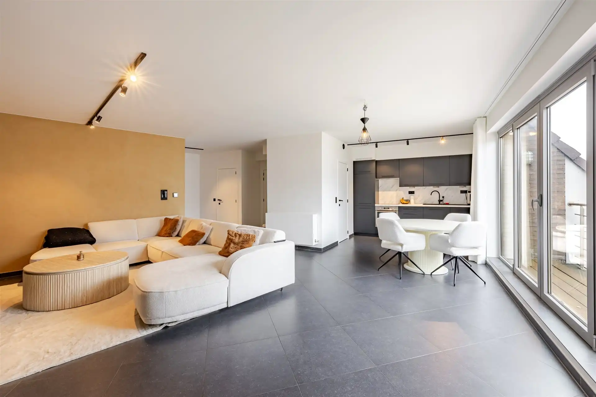 Modern en lichtrijk appartement met 3 terrassen+staanplaats  foto {{pictureIndex}}