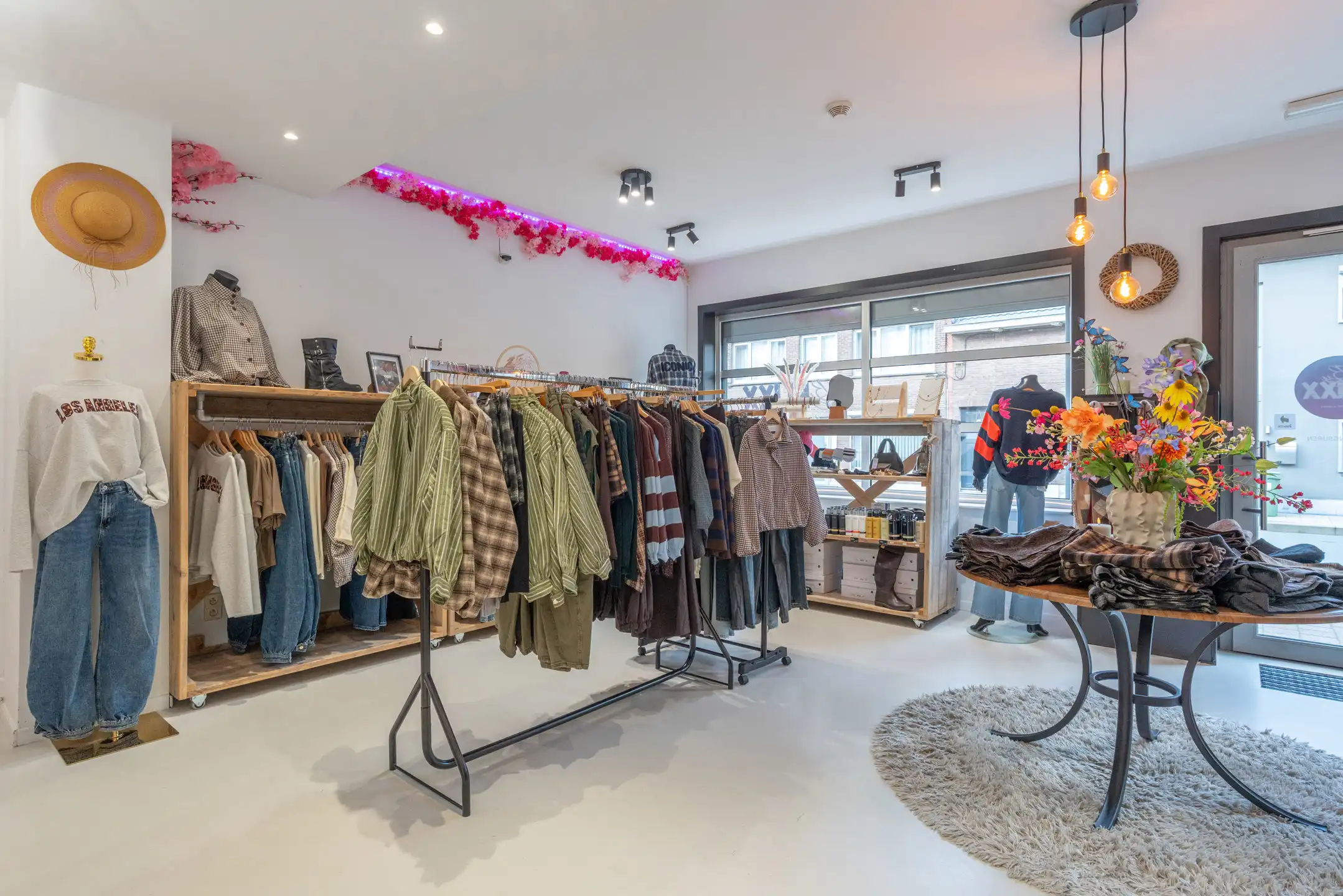 Voormalige winkel met garage, mogelijkheid tot 3 slpk woning foto 6