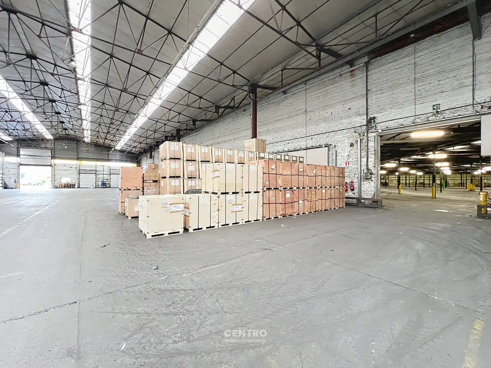 Opslagplaats ( ± 6.042 m²) met 5m vrije hoogte vlakbij de havenkop te Roeselare! foto 3