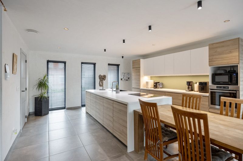 Recente, instapklare woning met garage en zwembad foto 4