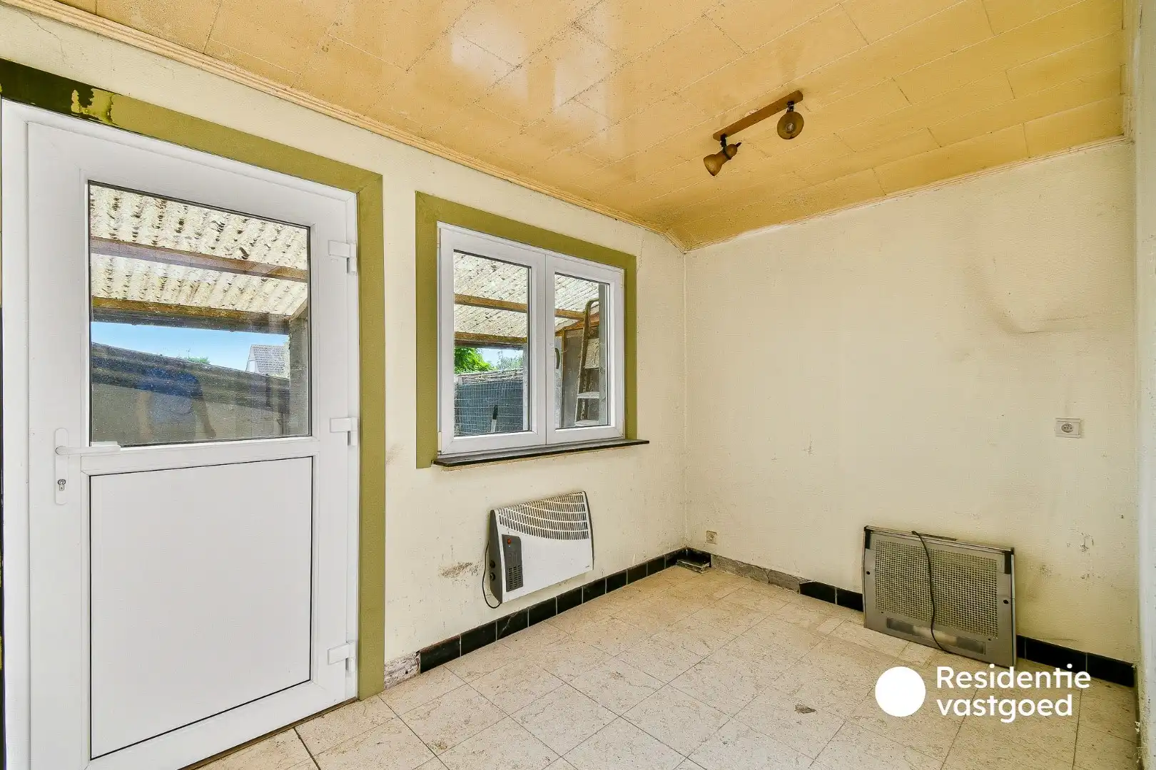 Te renoveren rijwoning met twee slaapkamers en tuin foto 8