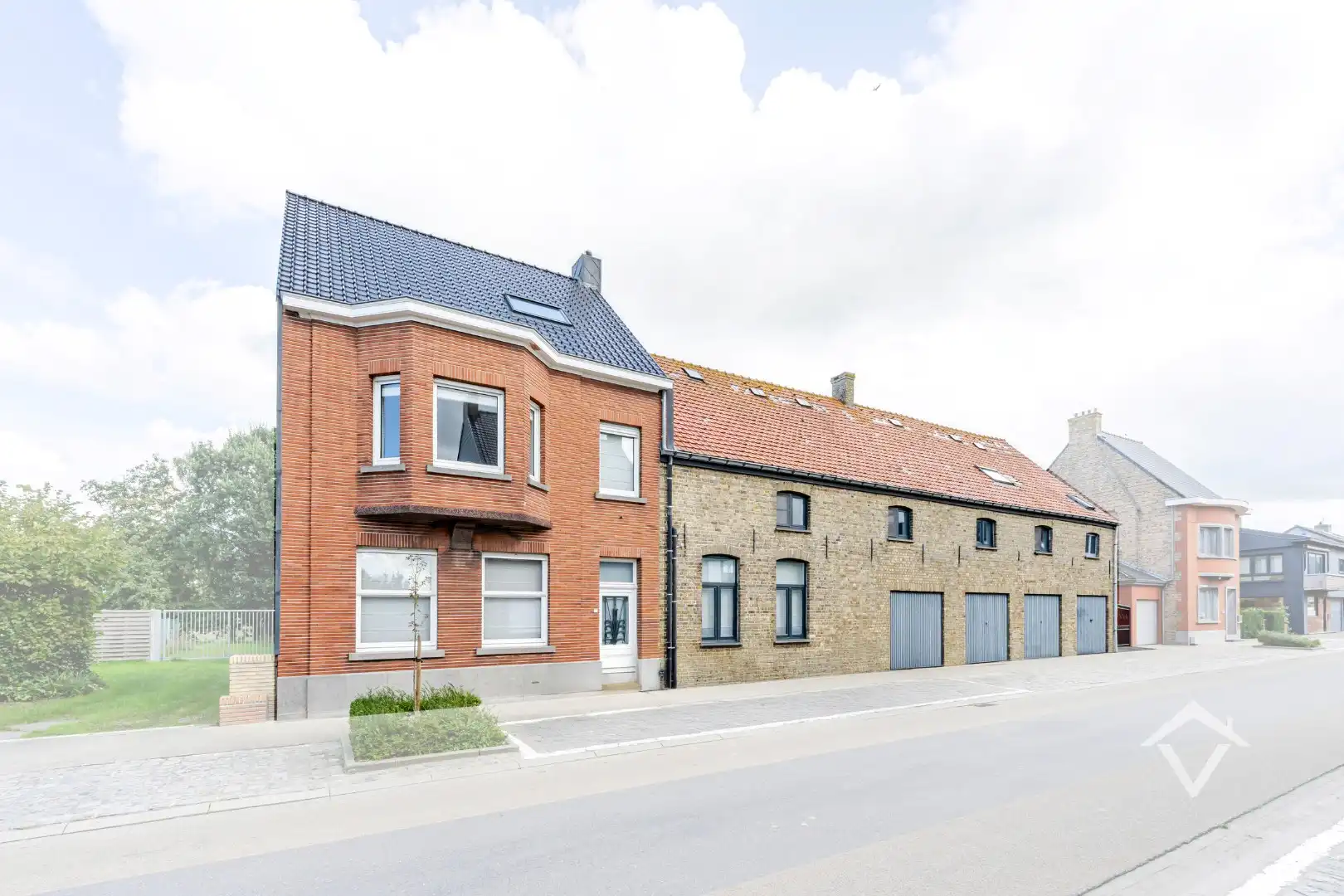 Hoofdfoto van de publicatie: Ruime woning met bijgebouwen in Gistel: 5 Slaapkamers, 368m² Woonoppervlakte op een perceel van 1801m²