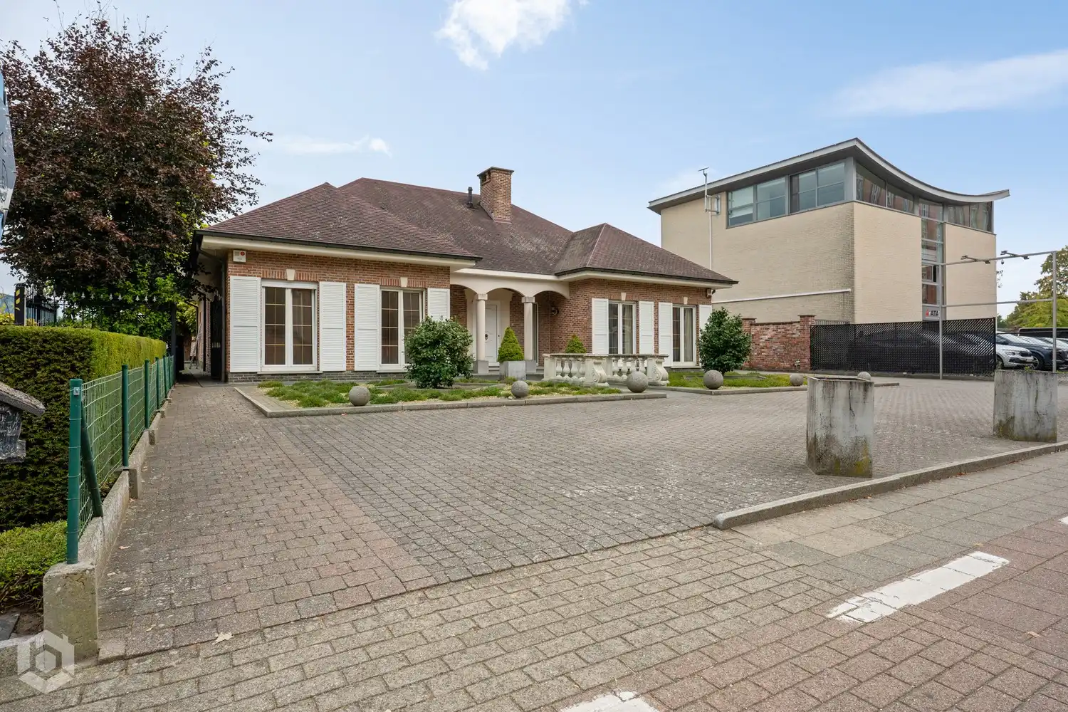 Zeer ruime kangoeroe-woning met achterliggend commerciële units met uitbereidingsmogelijkheden (KMO bestemming) foto 2