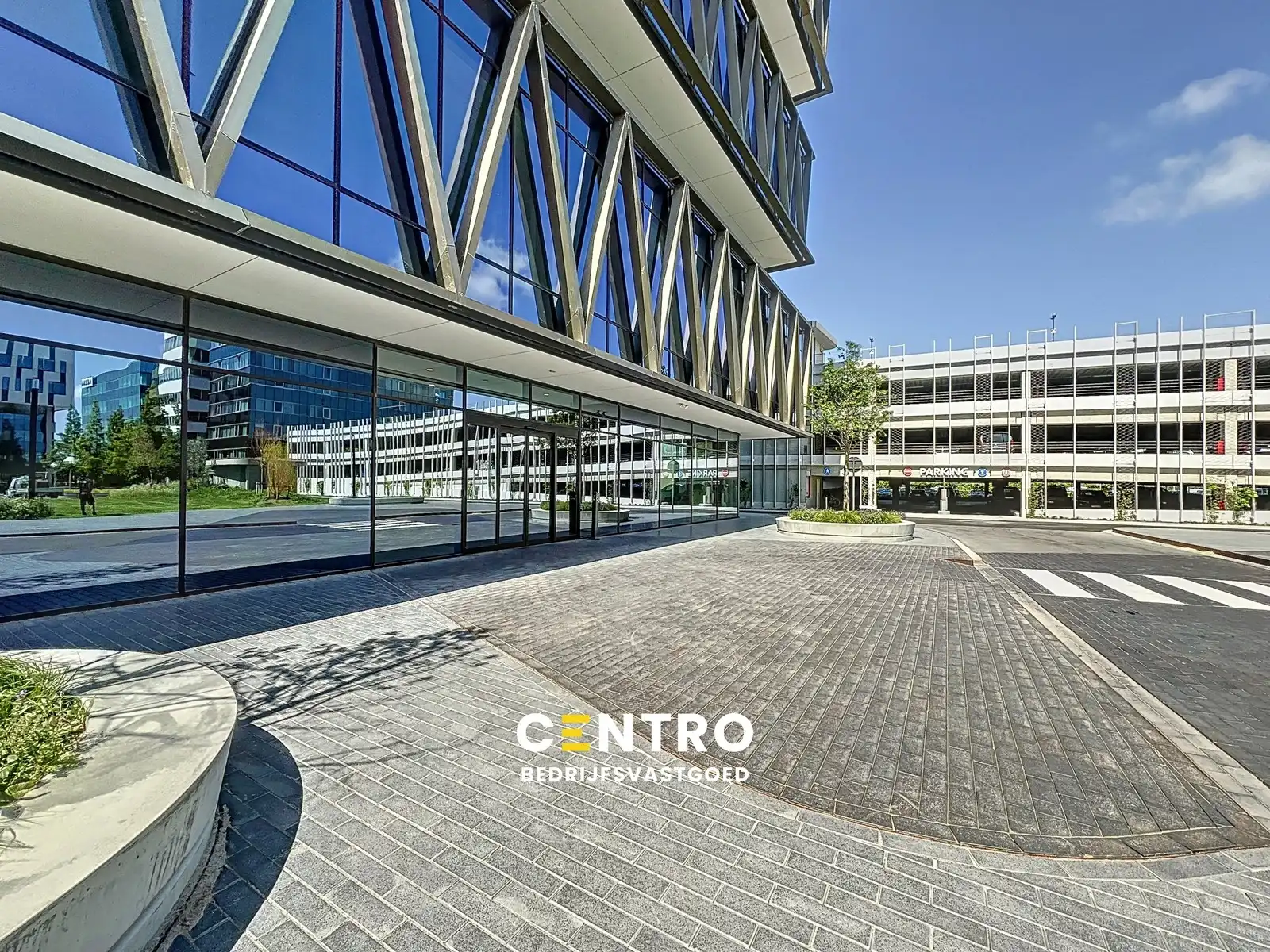 SCHERP GEPRIJSDE kantoorruimte (±240m²) met prachtige zichten in de Westwing Tower op de derde verdieping ! foto {{pictureIndex}}