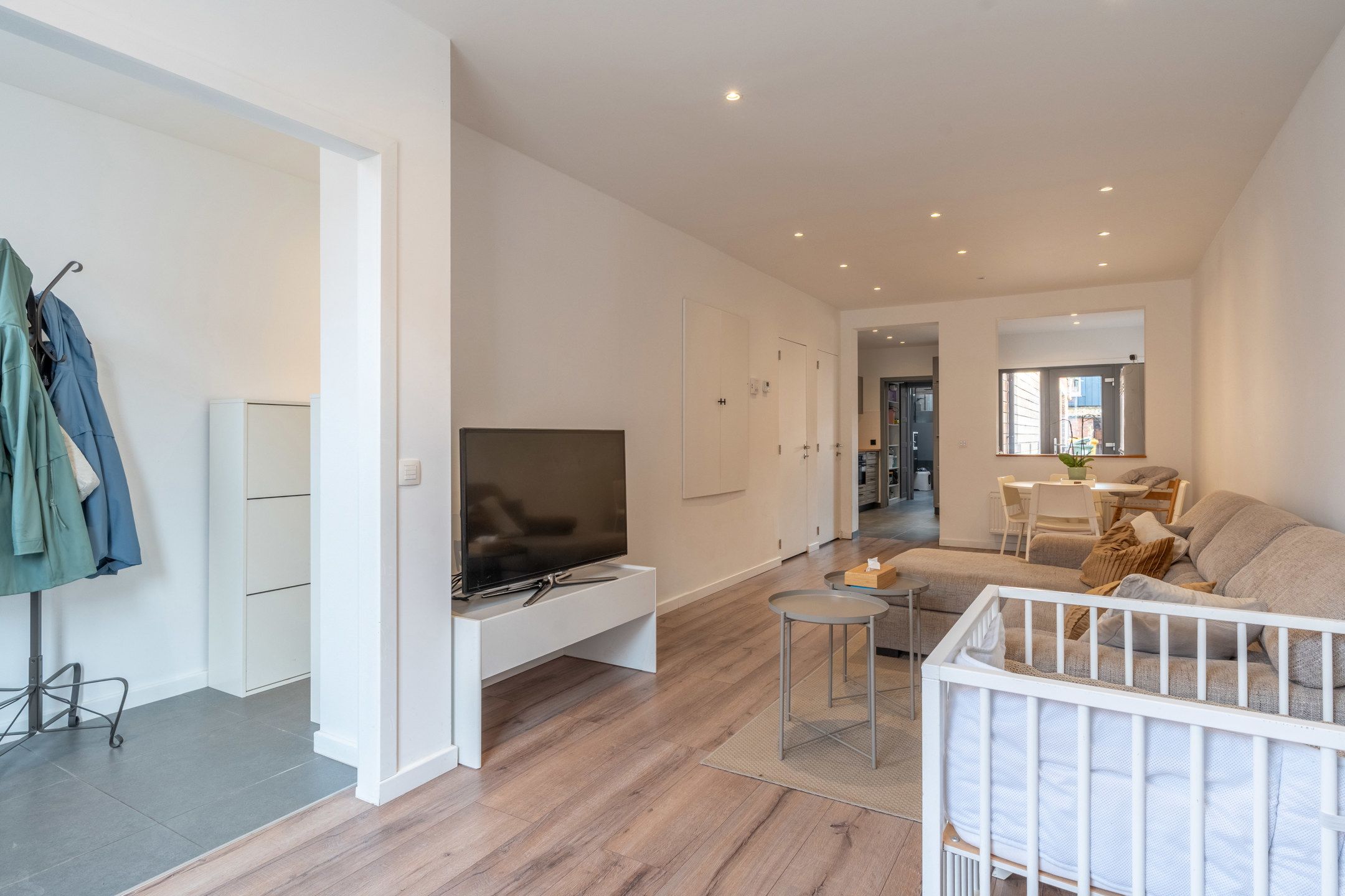 Recent gerenoveerde woning (2023) met 2 slaapkamers en gezellige stadstuin. foto {{pictureIndex}}