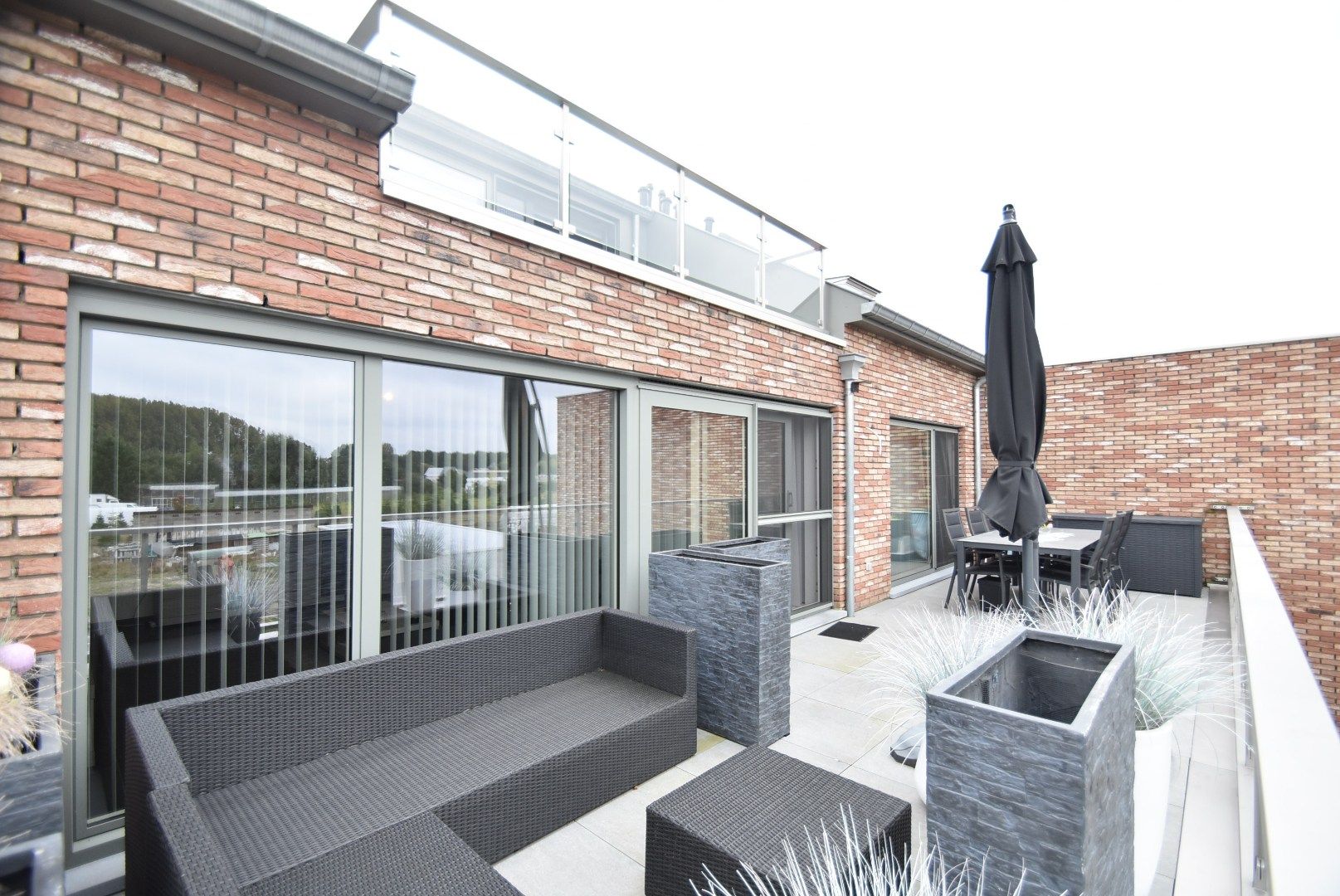 Knap ingericht  en ruim appartement met 2 slaapkamers en groot terras foto 27