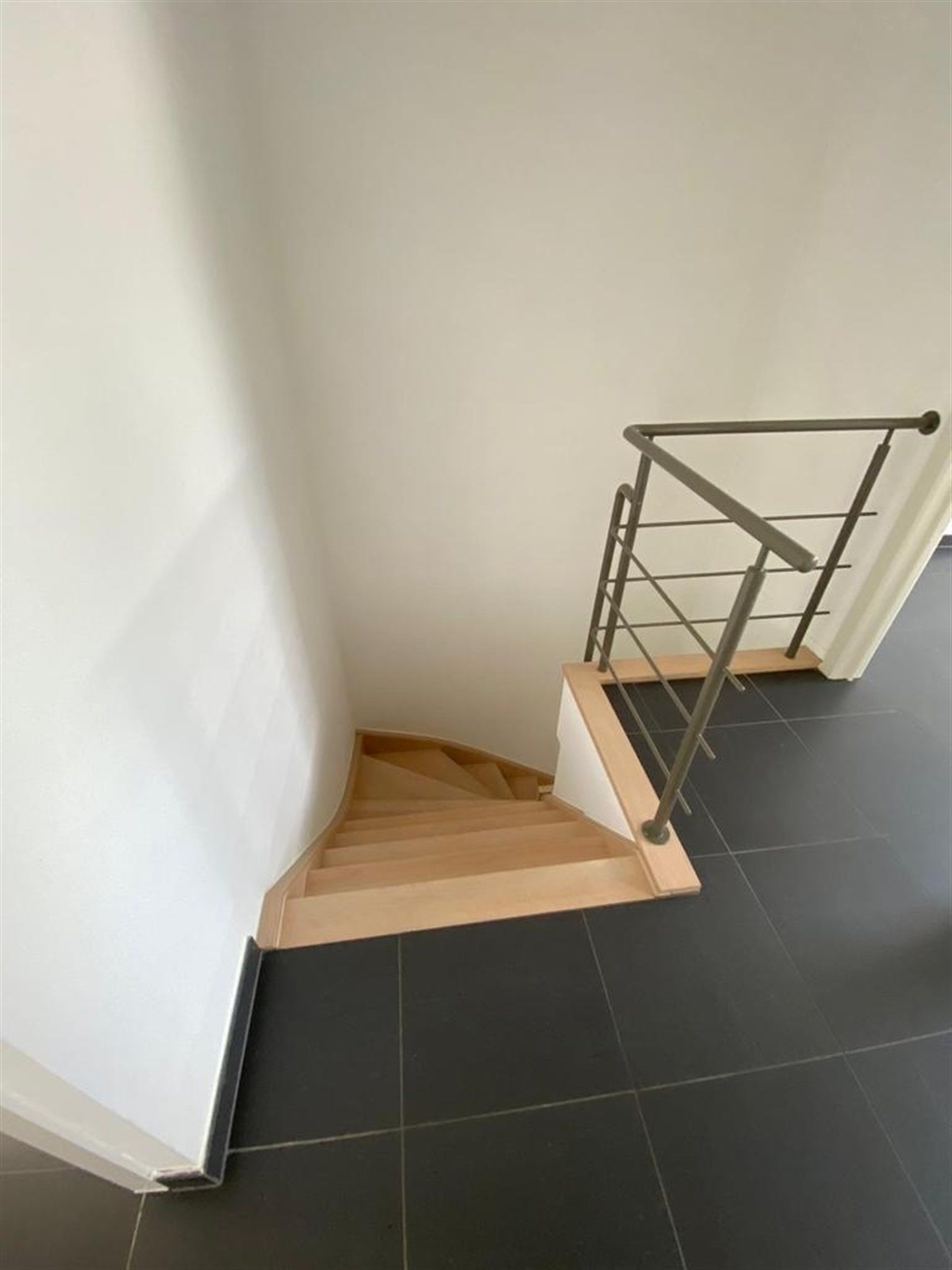 Gunstig gelegen duplex appartement met carport. foto 11